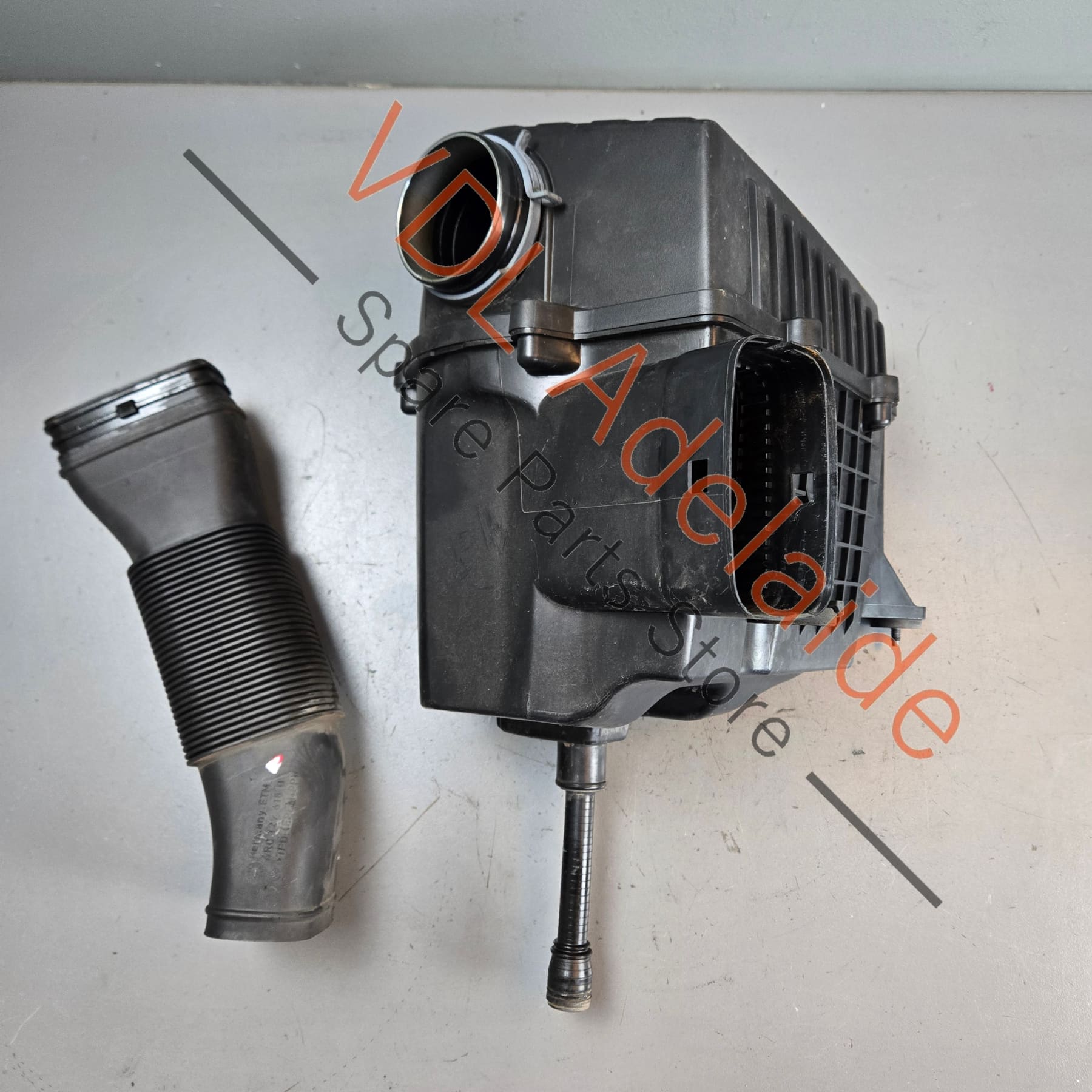 6R0129607D    VW Polo Gti Genuine Original Air Filter Assembly 6R0129607D 6R0129618D