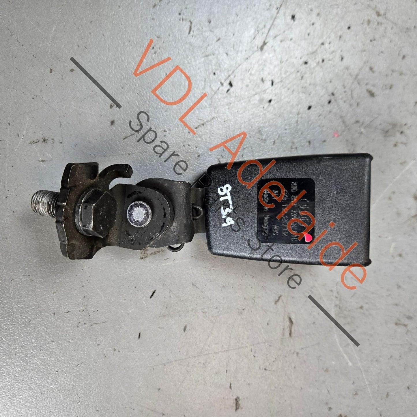 8T0857739H    Audi A5 A4 Rear Seatbelt Catch Clip Latch 8T0857739H