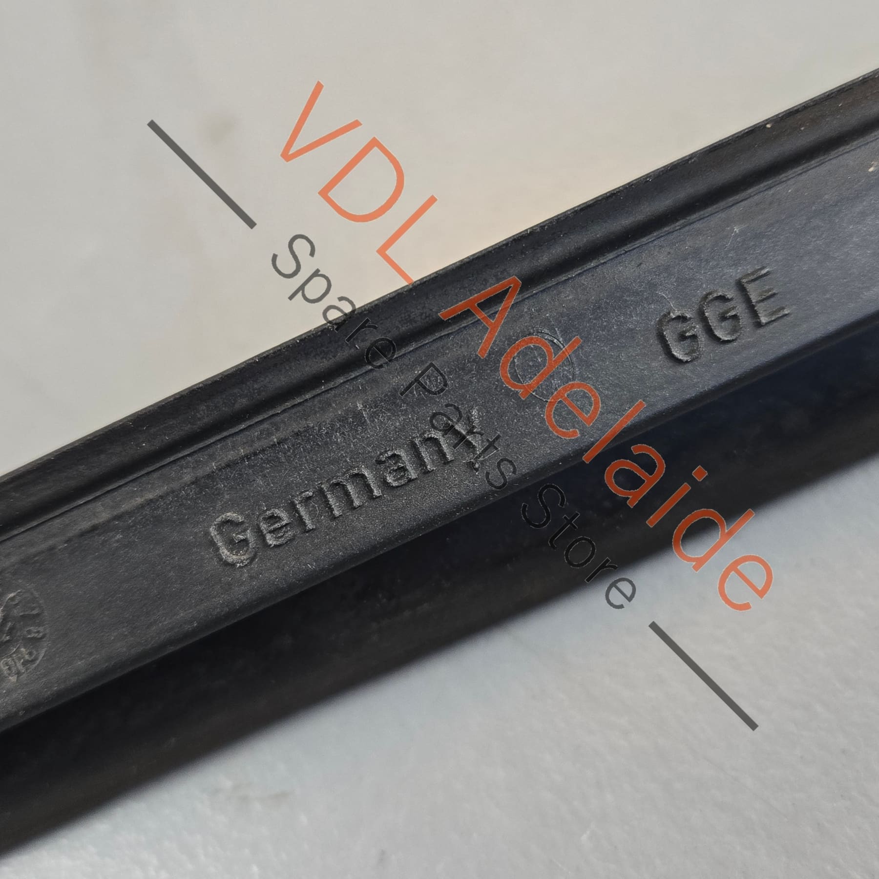 8T0854328A    Audi A5 S5 RS5 Front Windscreen Deflector Strip Trim 8T0854328A RHS Right
