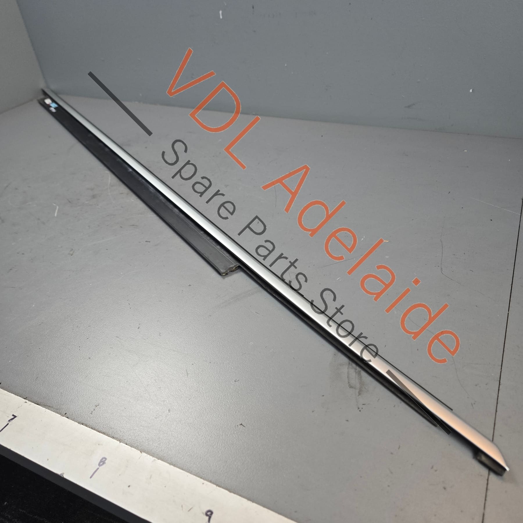 8T0853284J1L1    Audi A5 S5 RS5 Left Door Window Slot Aperture Seal Aluminium Matt 8T0853284J 1L1