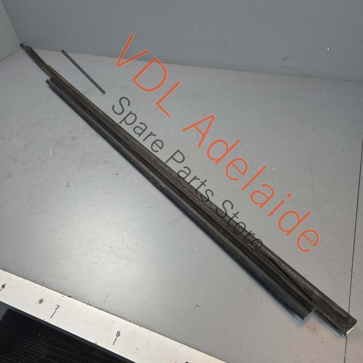 8T0853284J1L1    Audi A5 S5 RS5 Left Door Window Slot Aperture Seal Aluminium Matt 8T0853284J 1L1