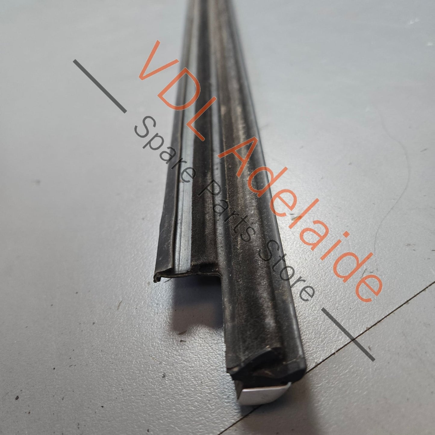 8T0853284J1L1    Audi A5 S5 RS5 Left Door Window Slot Aperture Seal Aluminium Matt 8T0853284J 1L1
