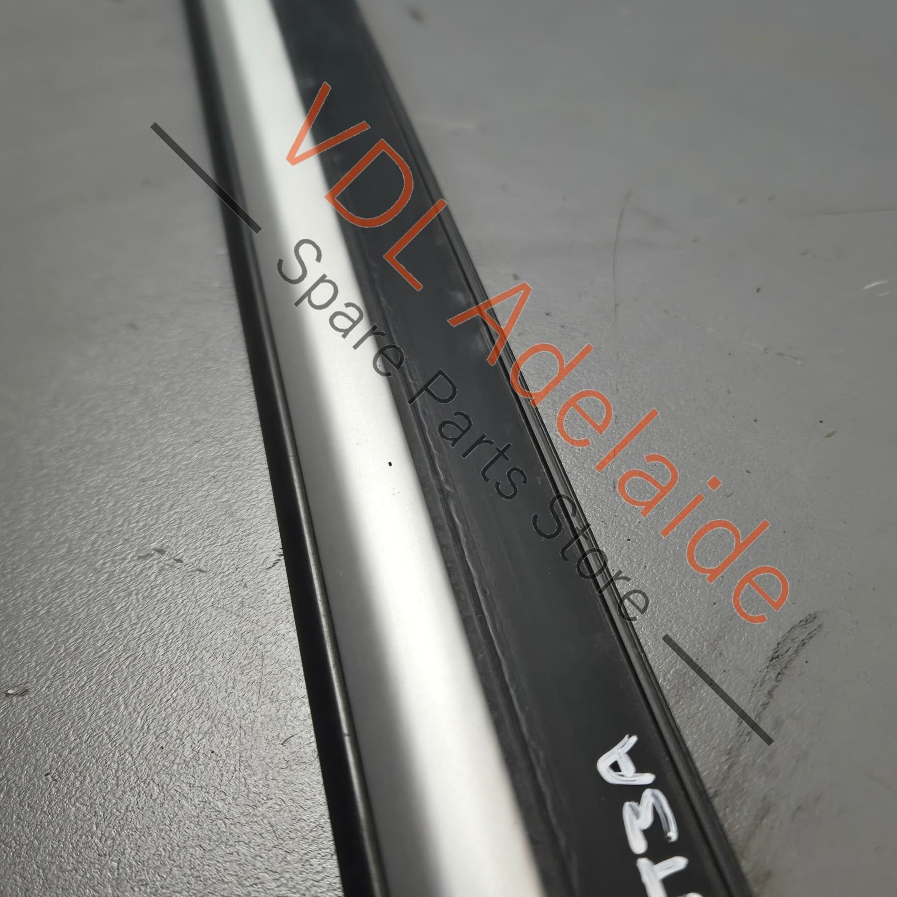8T0853284J1L1    Audi A5 S5 RS5 Left Door Window Slot Aperture Seal Aluminium Matt 8T0853284J 1L1