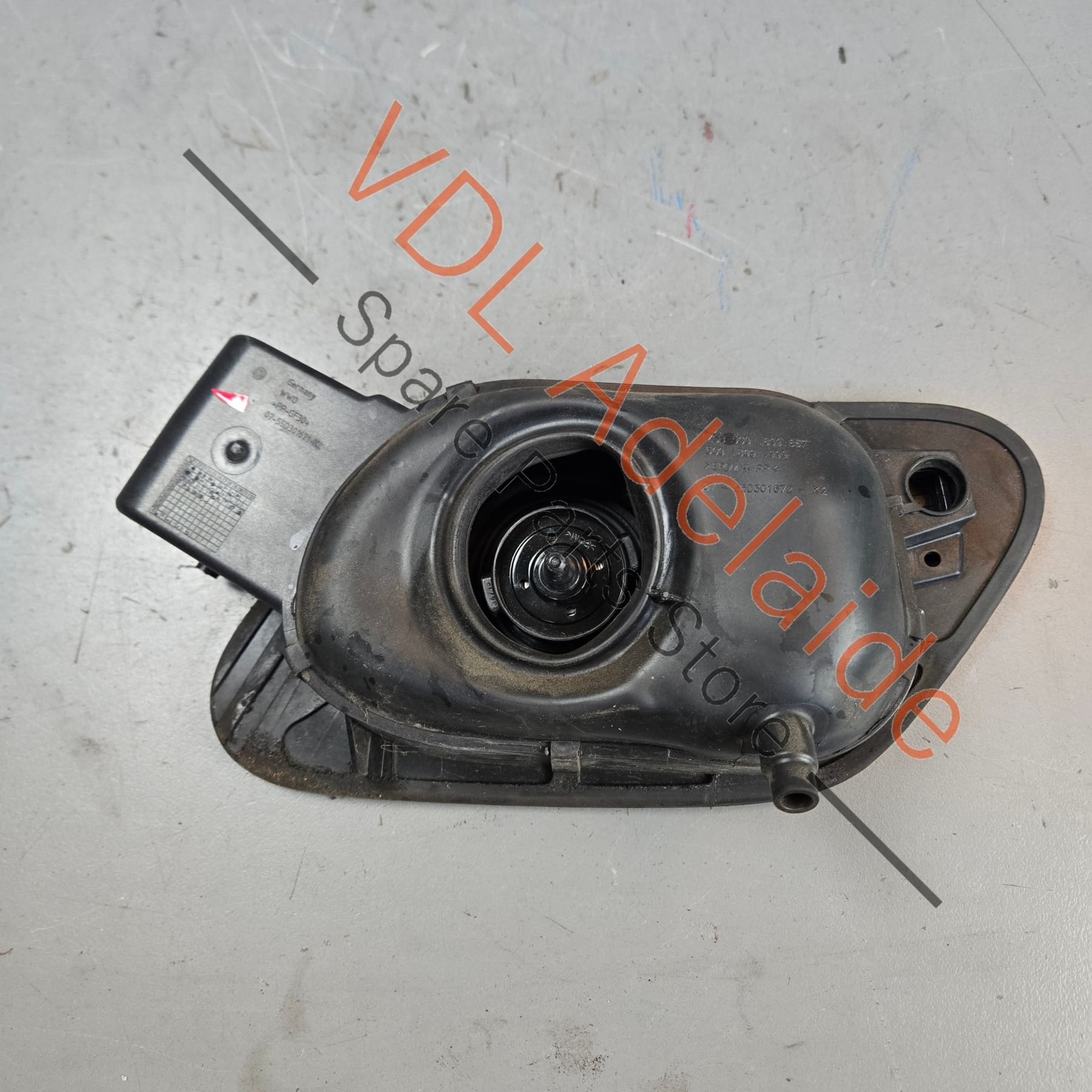 5G0809857 5G0809909   VW Golf MK7 Fuel Filler Lid Door 5G0809857 5G0809909 Z1 / A7N Limestone Grey