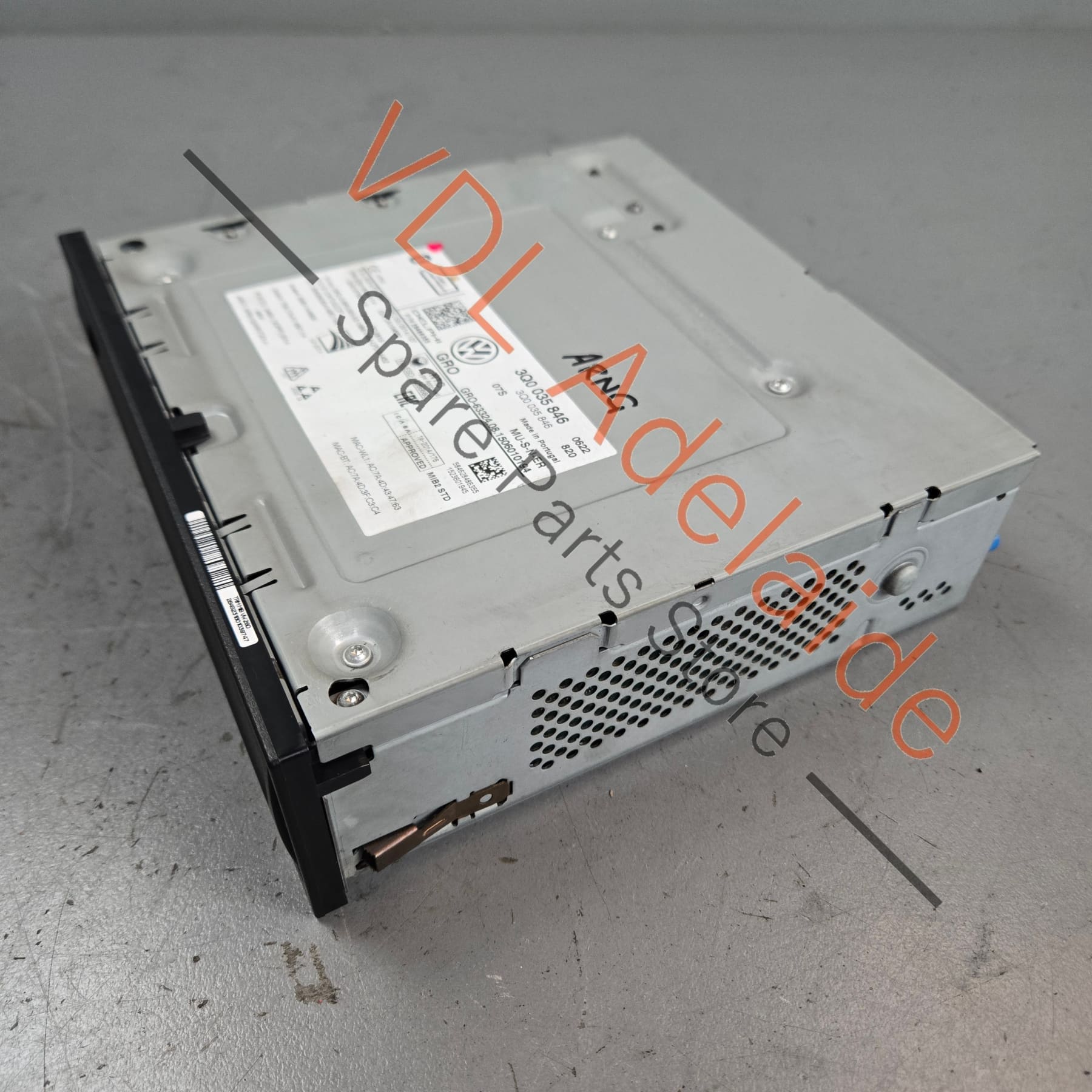 3Q0035846    VW MIB2 STD +2 ZR NAV MMI Central Computer Radio 3Q0035846