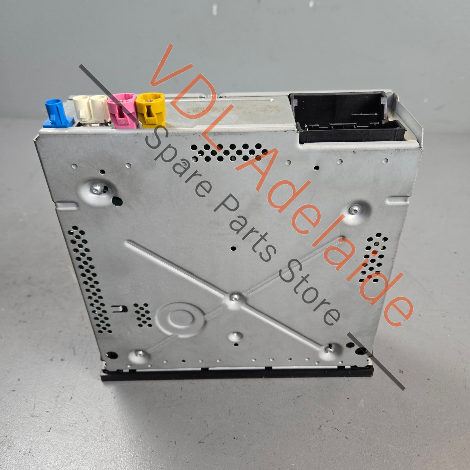 3Q0035846    VW MIB2 STD +2 ZR NAV MMI Central Computer Radio 3Q0035846