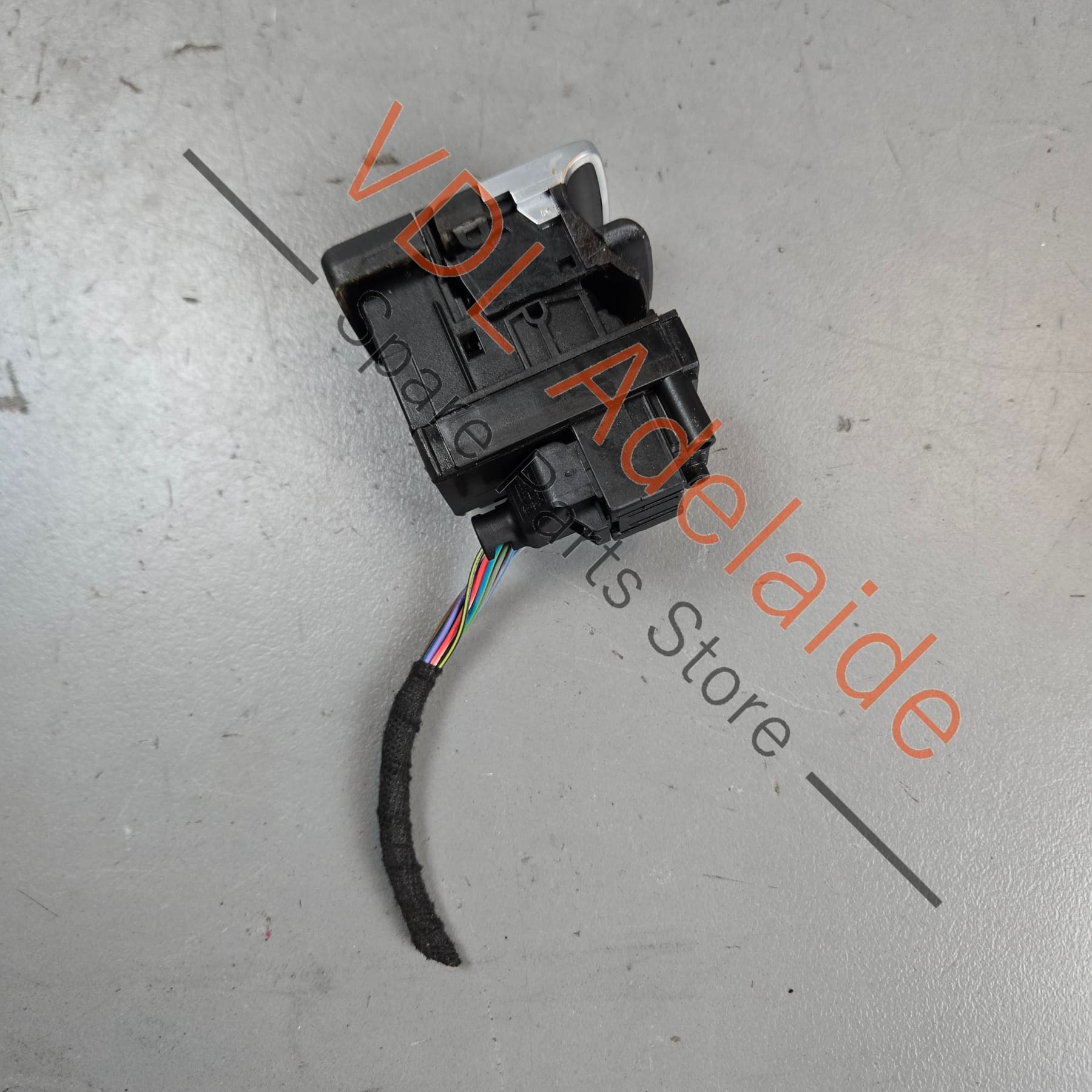 5G0927225D    VW Golf MK7 7.5 EPB Park Brake Switch Centre Console 5G0927225D