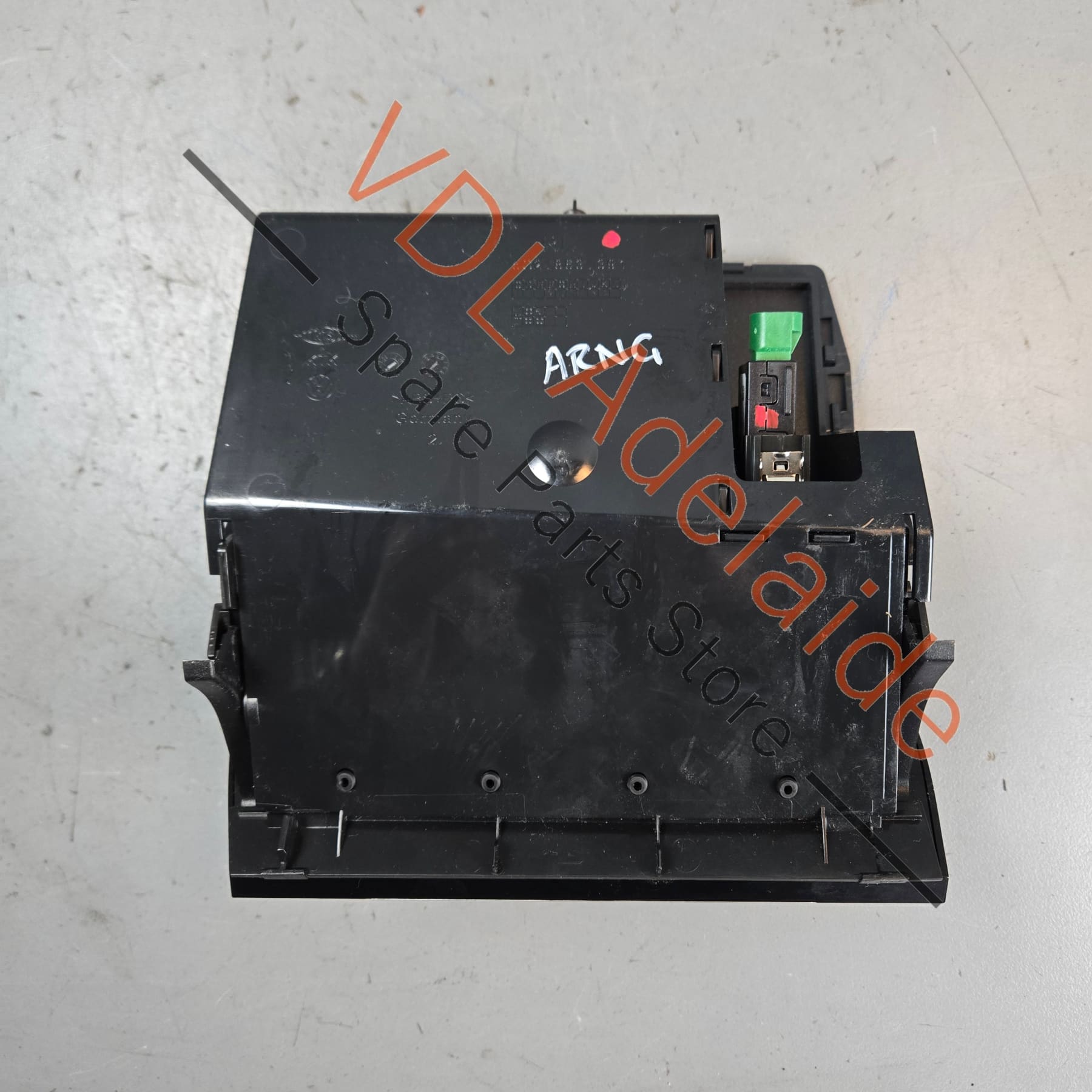 5G2863391    VW Golf Mk7 R 4Motion Centre Console Storage Stowage Cabinet Compartment USB AUX-IN Gloss Black RHD