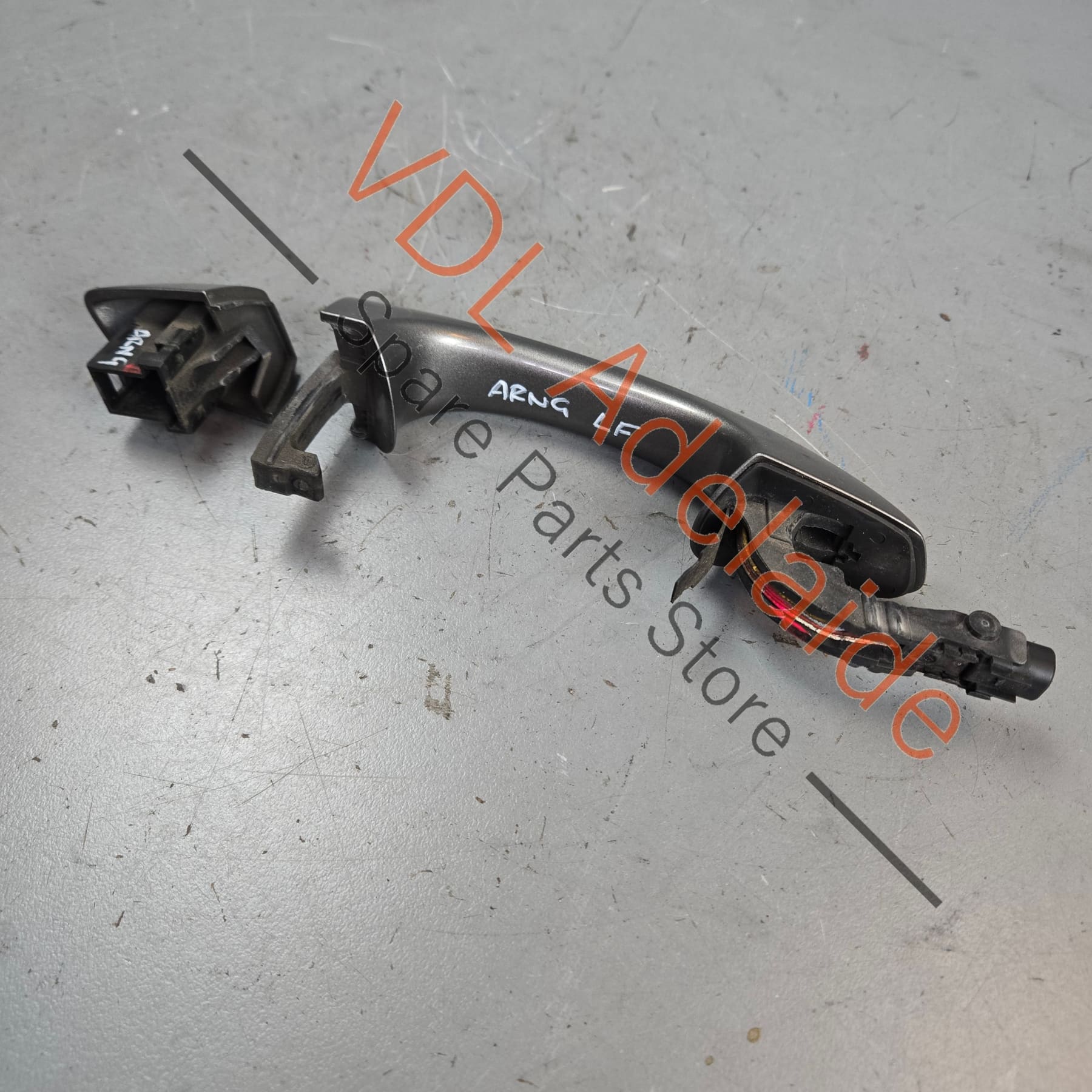 5G0837205Q    VW Golf R MK7 7.5 Kessy Exterior Door Handle Front Left Keyless Entry 5G0837205Q Limestone Grey