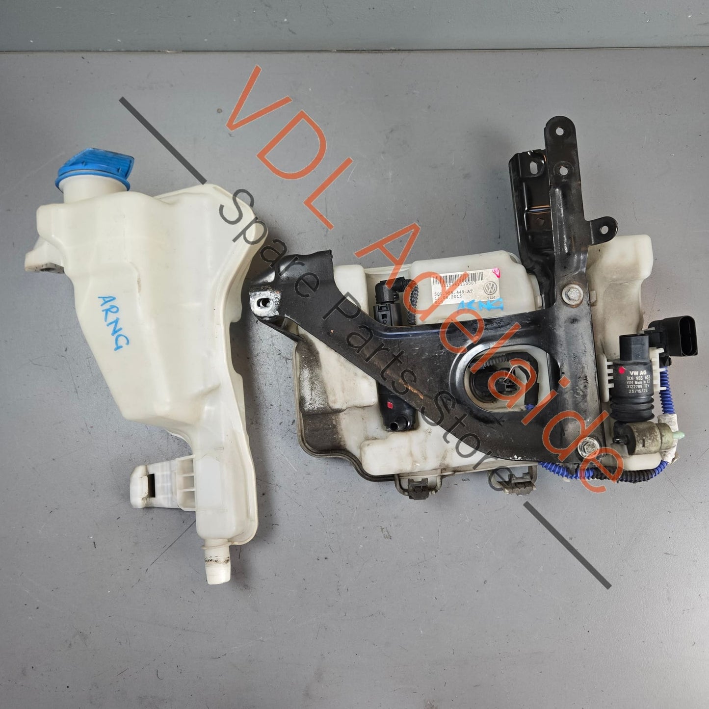 5Q0955449AT 5Q0955453AM 
5Q0955453AK  VW Golf R MK7 Windscreen Washer Bottle Tank Reservoir System