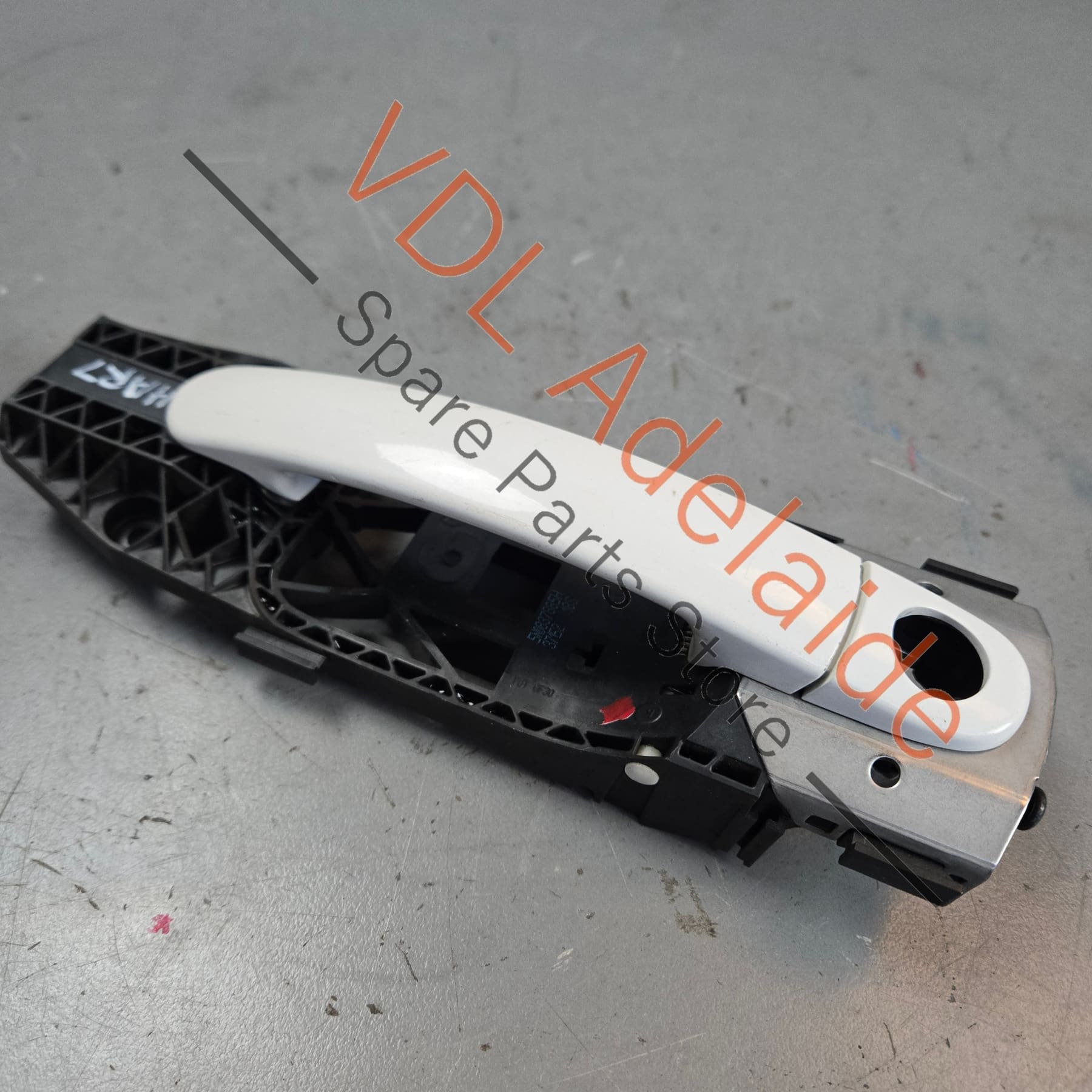 5N0837205M 5N0837885H   VW Polo MK5 Front Right Door Handle with Mounting Bracket 5N0837885H 5N0837205M Candy White B4 / B9A