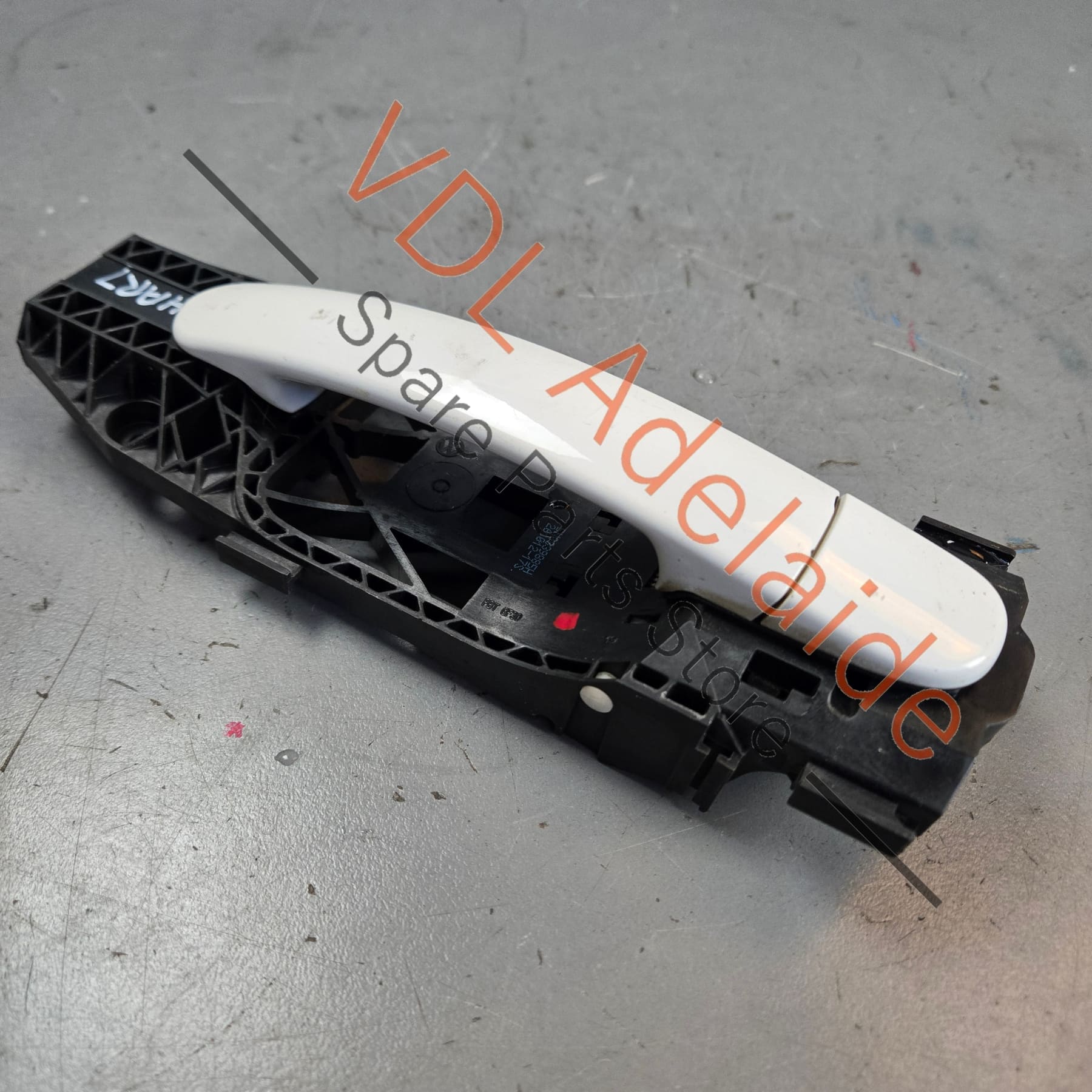 5N0839885H 5N0837885H   VW Polo MK5 Front or Rear Passenger Door Handle with Mounting Bracket 5N0839885H 5N0837205M Candy White B4 / B9A