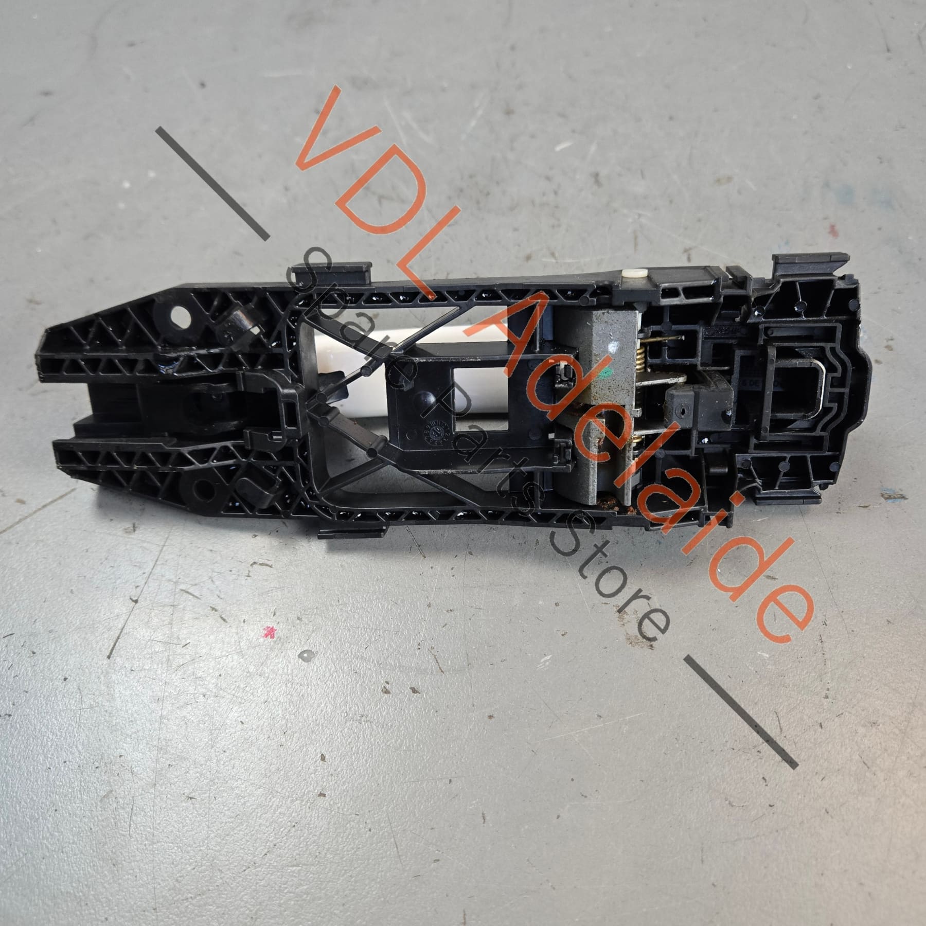5N0839885H 5N0837885H   VW Polo MK5 Front or Rear Passenger Door Handle with Mounting Bracket 5N0839885H 5N0837205M Candy White B4 / B9A