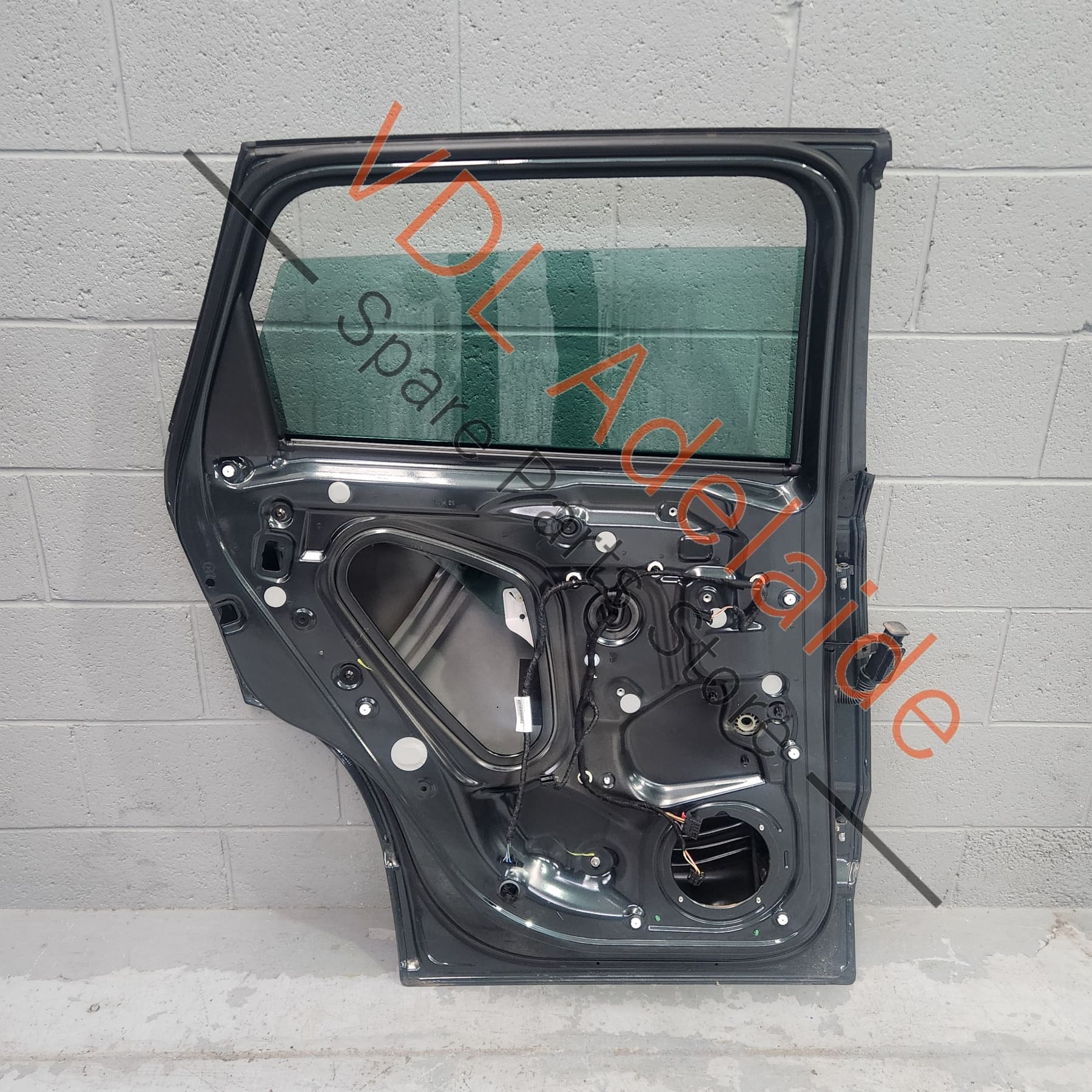 575 833 051 J  Cupra Ateca Rear Left Door Shell w Glass 9S / X6T Camouflage Green Metallic 575833051J