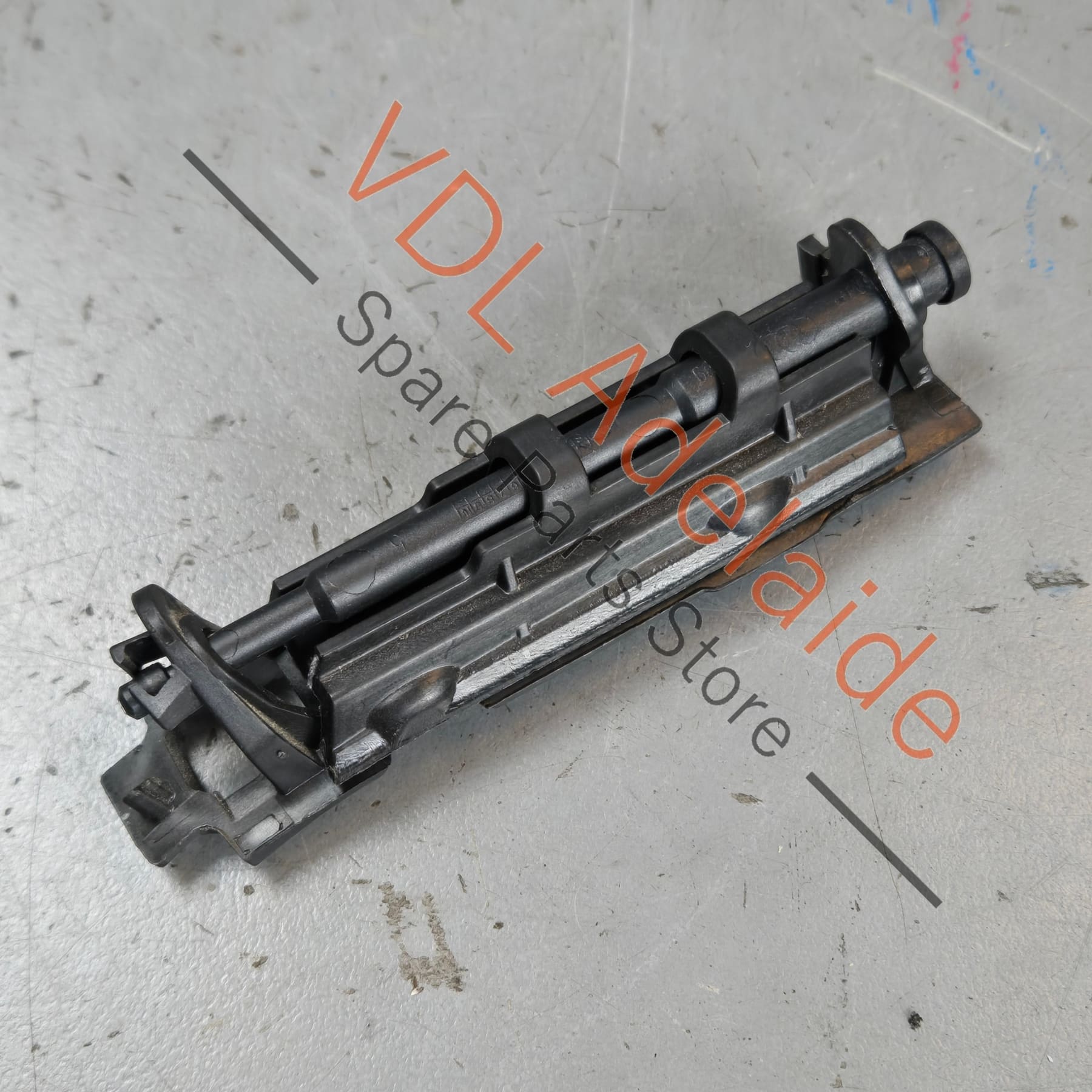 8W6807890    Audi A5 S5 A5 B9 Right Side Rear Bumper Retaining Bracket 8W6807890
