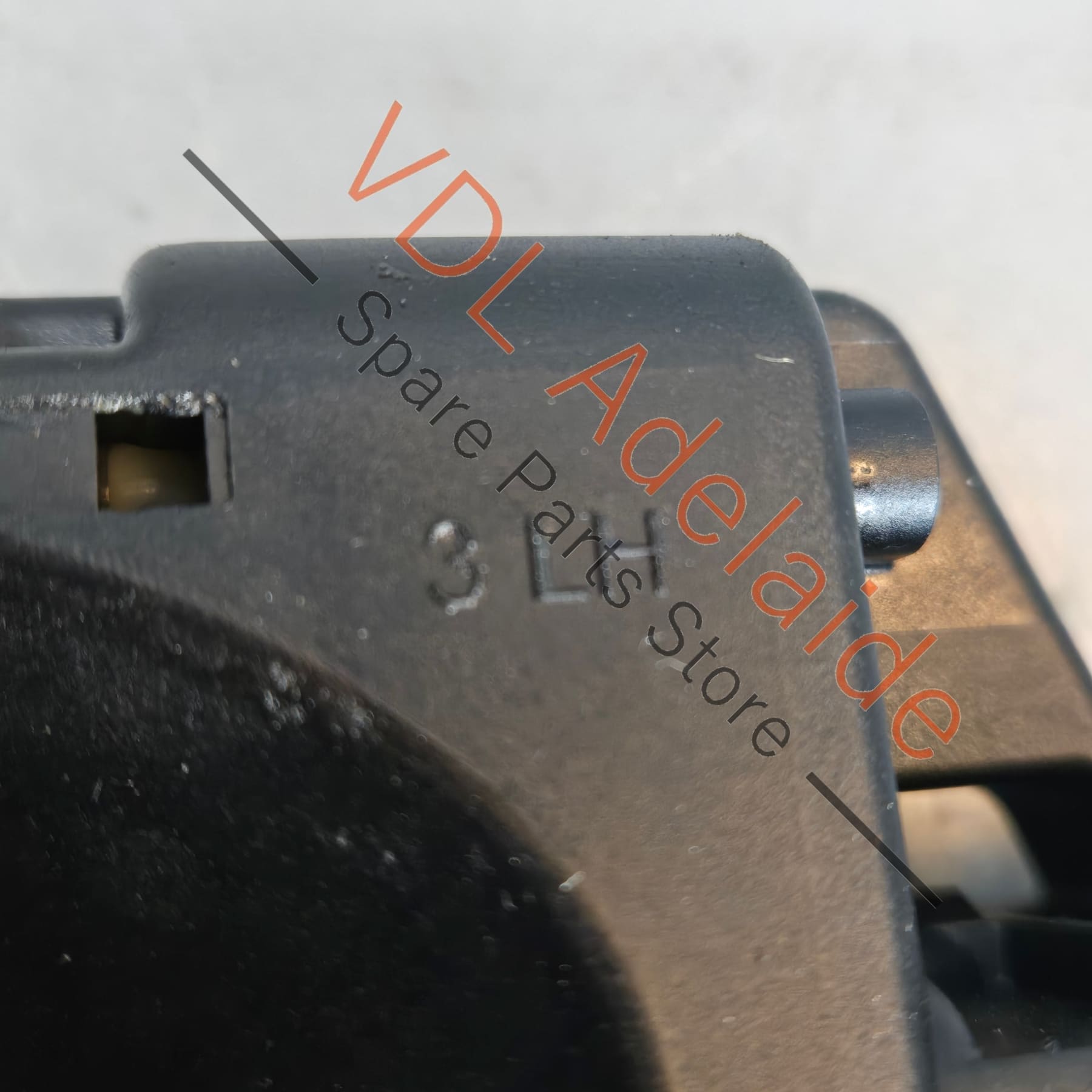 8W0837205B 8W0837811A   Audi A4 A5 A7 Door Handle Mounting Bar Assembly Left 8W0837811A 8W0837205B