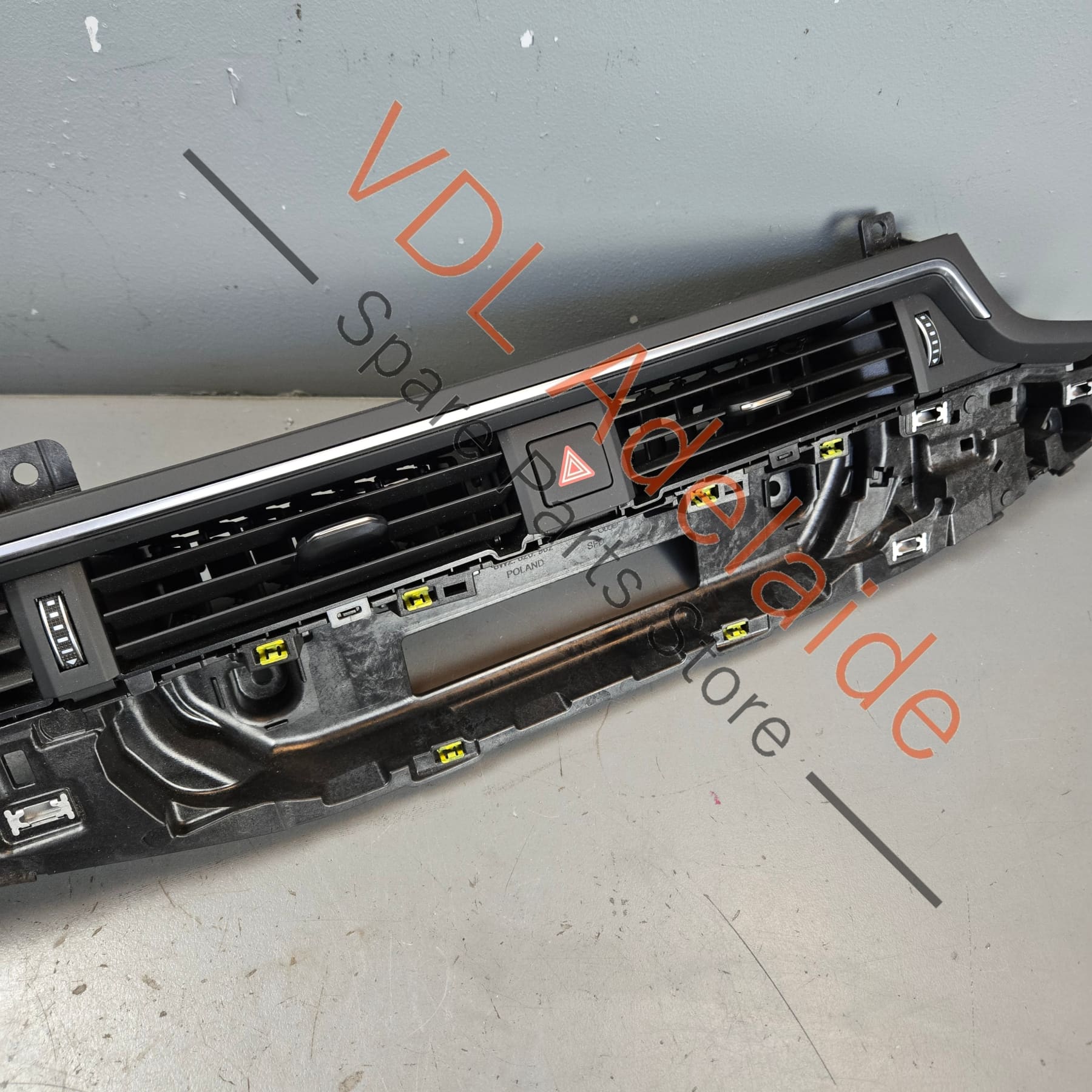 8W2820901B    Audi A4 A5 B9 Centre Dashboard Air Vent for RHD 8W2820901B