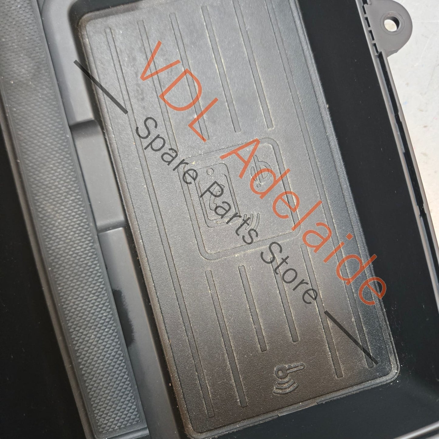 8W0864981D 8W0035708   Audi A4 A5 B9 Genuine Wireless Phone Charger and USB Hub in Centre Console 8W0864981D 8W0035708