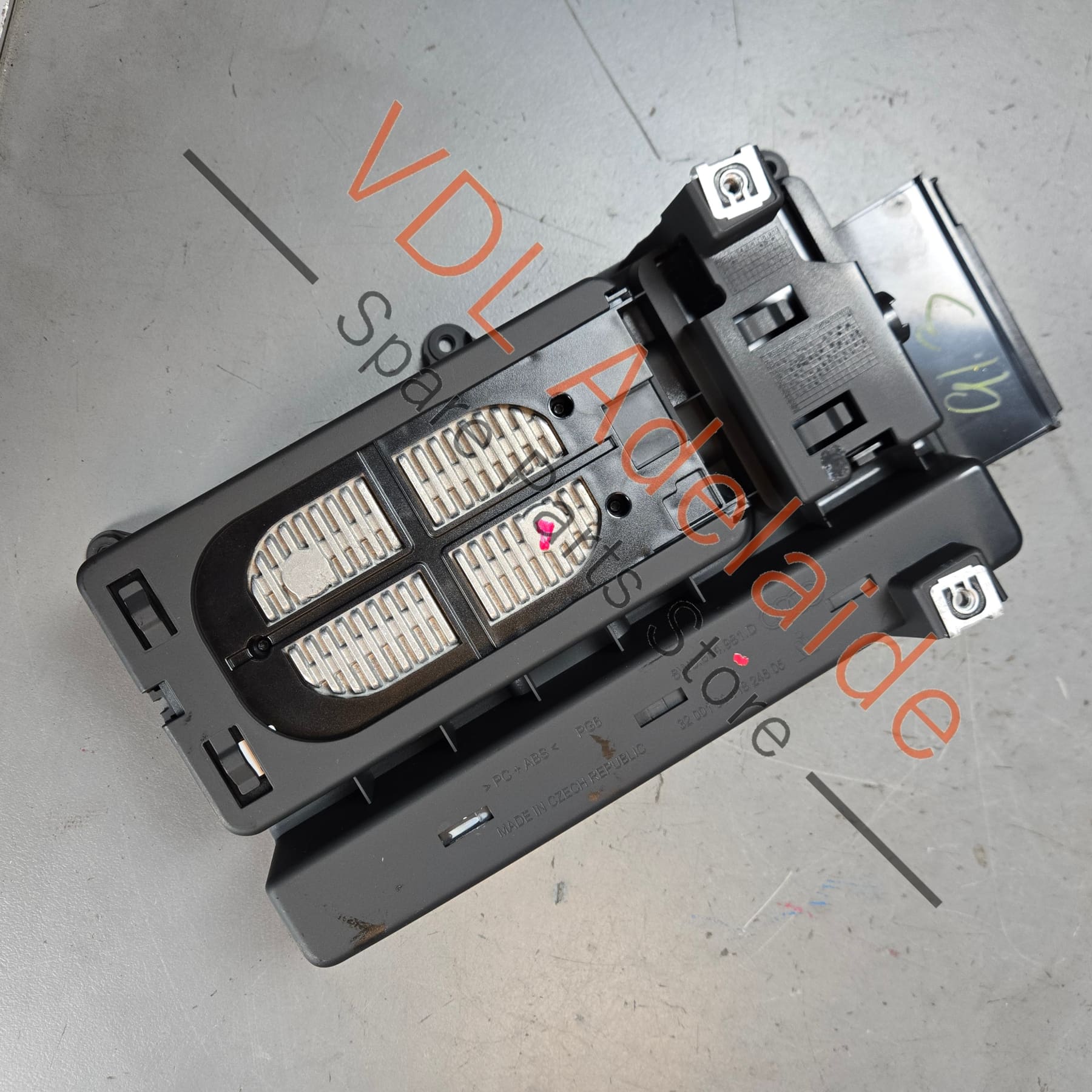 8W0864981D 8W0035708   Audi A4 A5 B9 Genuine Wireless Phone Charger and USB Hub in Centre Console 8W0864981D 8W0035708