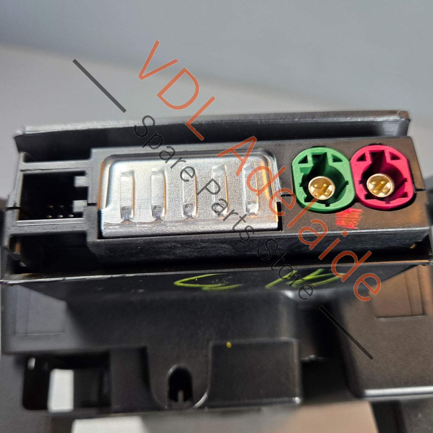 8W0864981D 8W0035708   Audi A4 A5 B9 Genuine Wireless Phone Charger and USB Hub in Centre Console 8W0864981D 8W0035708