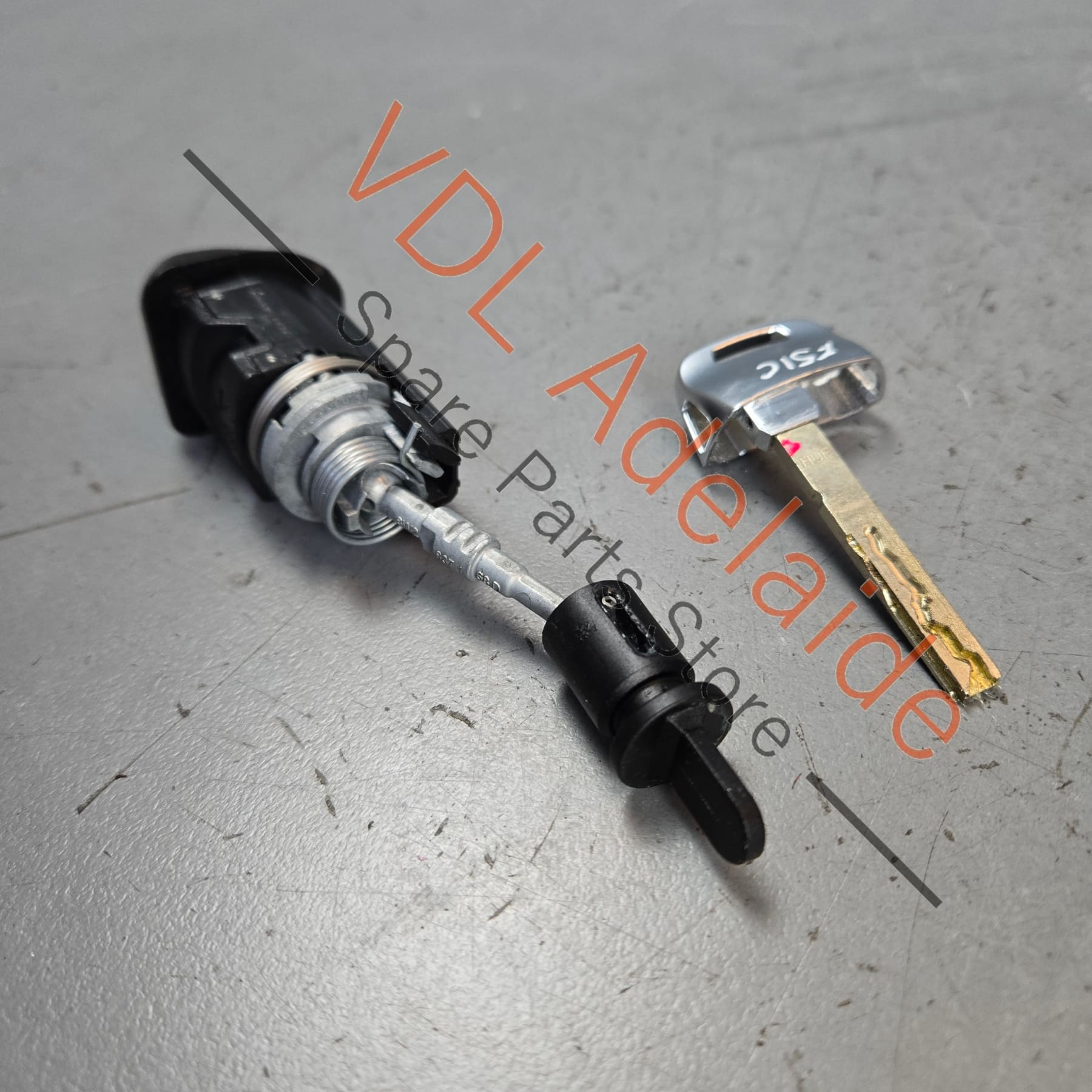 107837168EG    Audi Q5 A4 A5 Right Front Drivers Door Lock with Blade Key 107837168EG