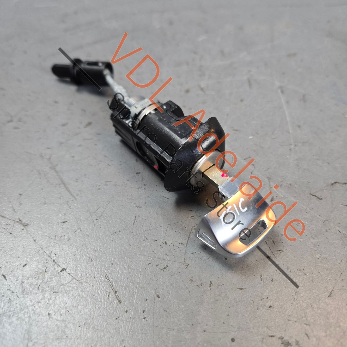 107837168EG    Audi Q5 A4 A5 Right Front Drivers Door Lock with Blade Key 107837168EG