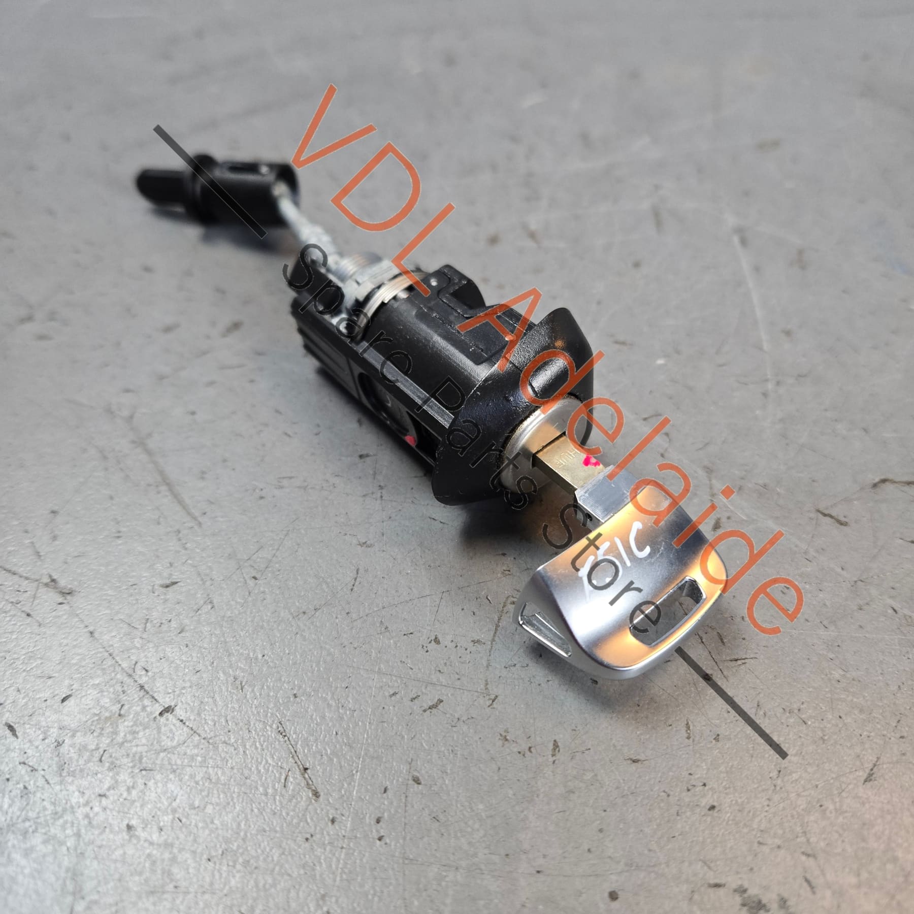 107837168EG    Audi Q5 A4 A5 Right Front Drivers Door Lock with Blade Key 107837168EG