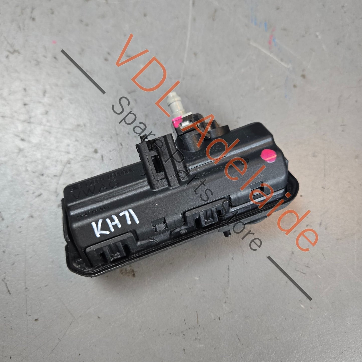 8W8827566C    Genuine Audi Q5 Cupra Ateca Rear View Camera & Trunk Boot Release Button 8W8827566C
