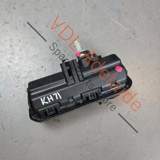 8W8827566C    Genuine Audi Q5 Cupra Ateca Rear View Camera & Trunk Boot Release Button 8W8827566C