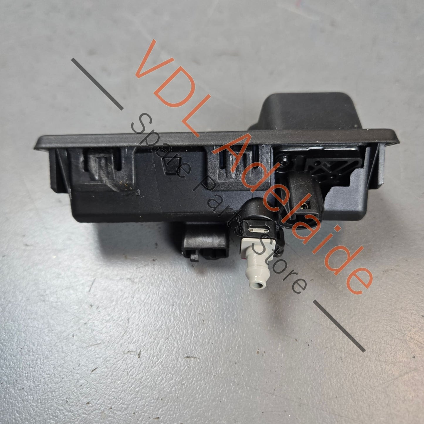 8W8827566C    Genuine Audi Q5 Cupra Ateca Rear View Camera & Trunk Boot Release Button 8W8827566C