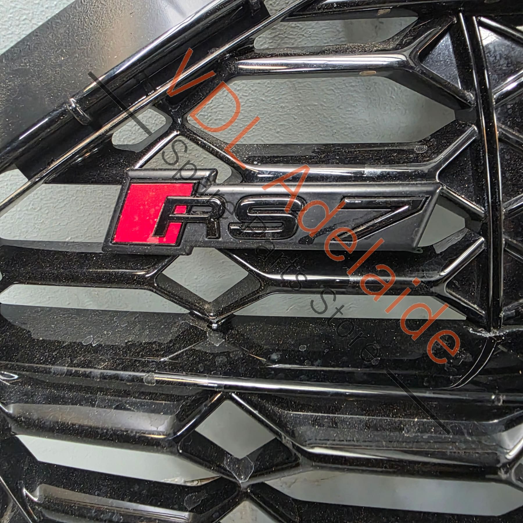 4K8853651FT94 4K8853651F   Genuine Audi RS7 4K Front Grille Black Glossy 4K8853651F T94 **some damage**