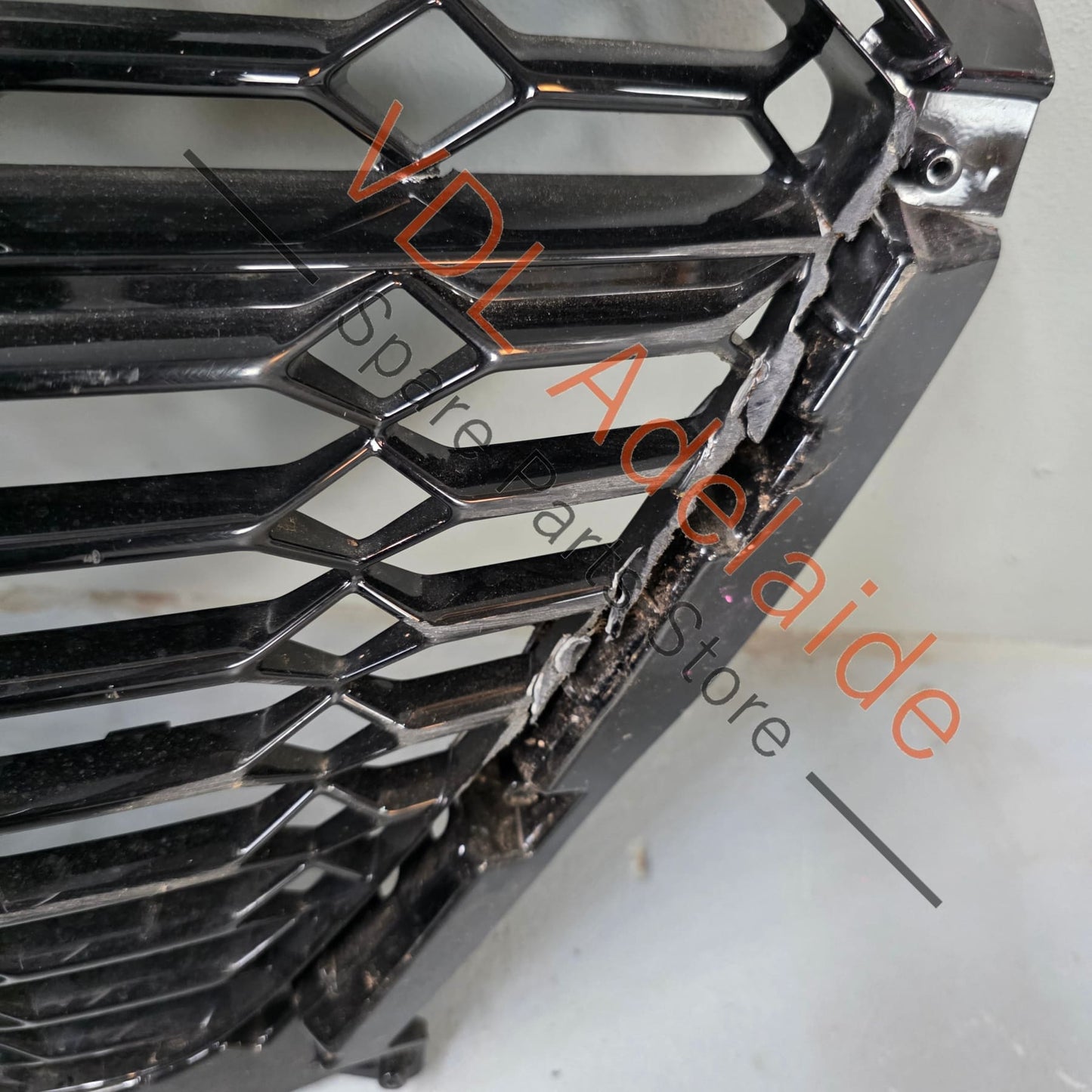 4K8853651FT94 4K8853651F   Genuine Audi RS7 4K Front Grille Black Glossy 4K8853651F T94 **some damage**