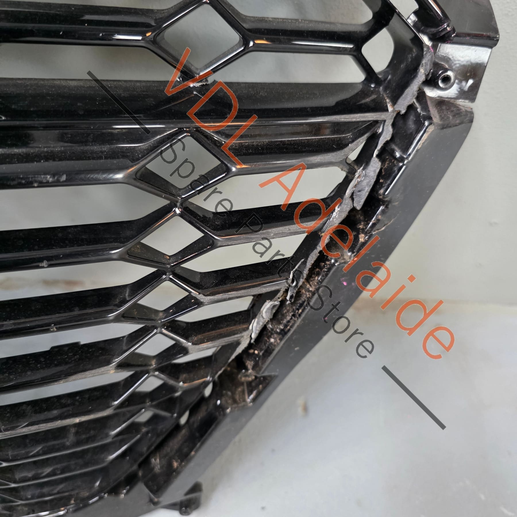 4K8853651FT94 4K8853651F   Genuine Audi RS7 4K Front Grille Black Glossy 4K8853651F T94 **some damage**