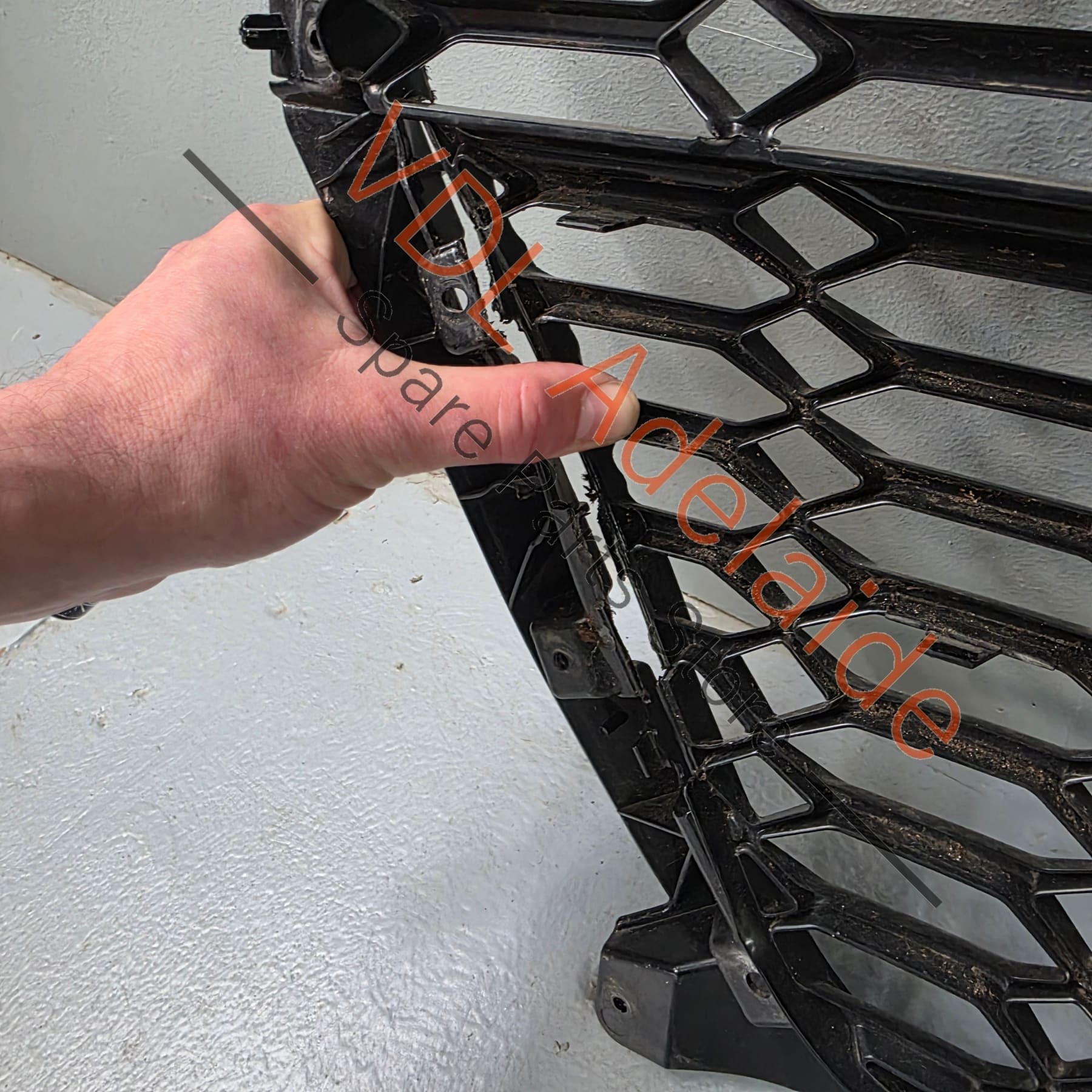 4K8853651FT94 4K8853651F   Genuine Audi RS7 4K Front Grille Black Glossy 4K8853651F T94 **some damage**