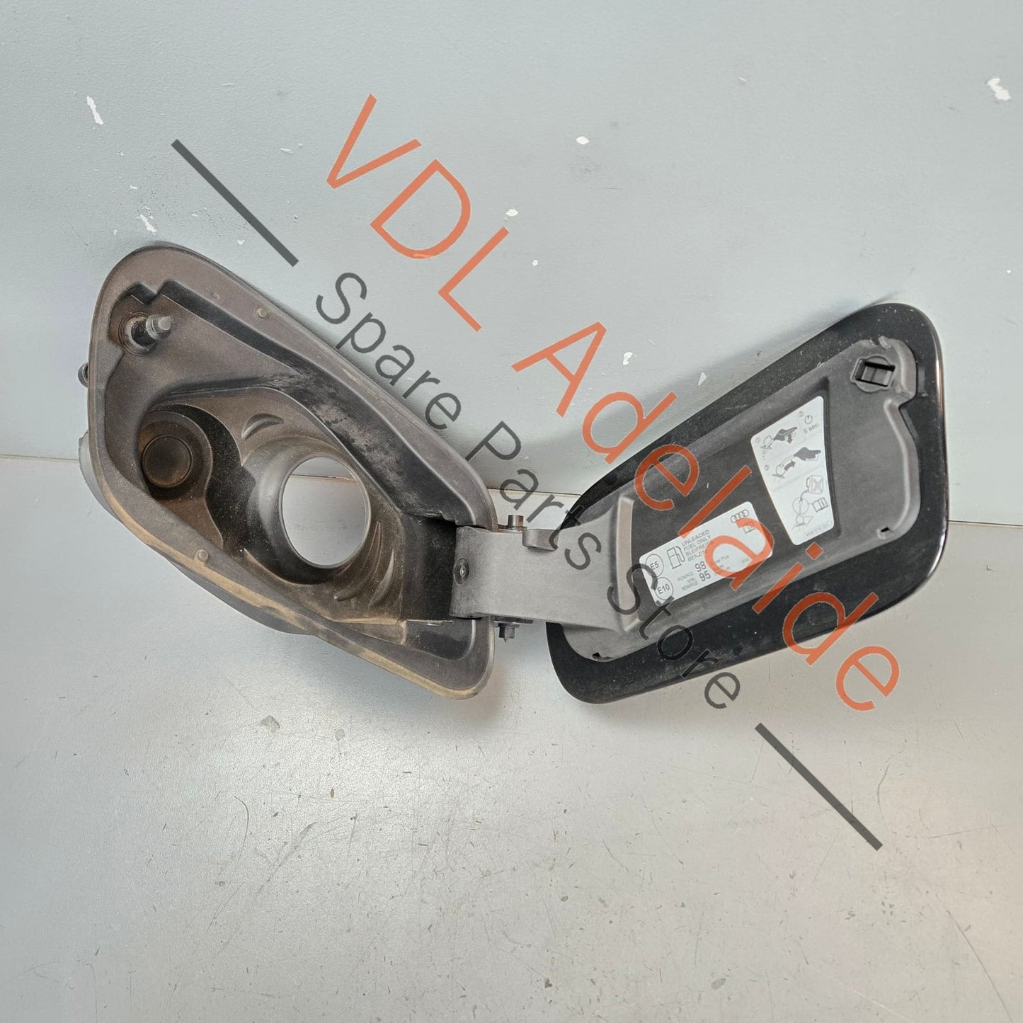 4K8809906B    Audi A7 S7 RS7 Fuel Filler Door Flap 4K8809907 Mythos Black 0E / Y9T