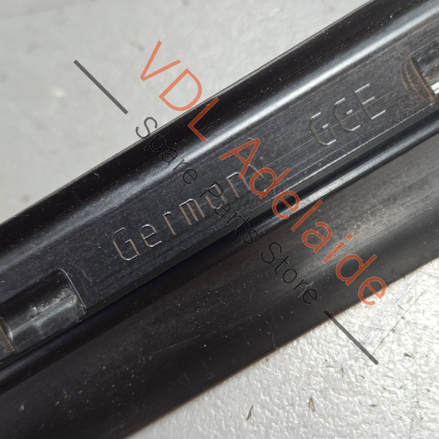 4K8854327    Audi A7 S7 RS7 Front Windscreen Left Water Deflector Strip Rubber Seal 4K8854327