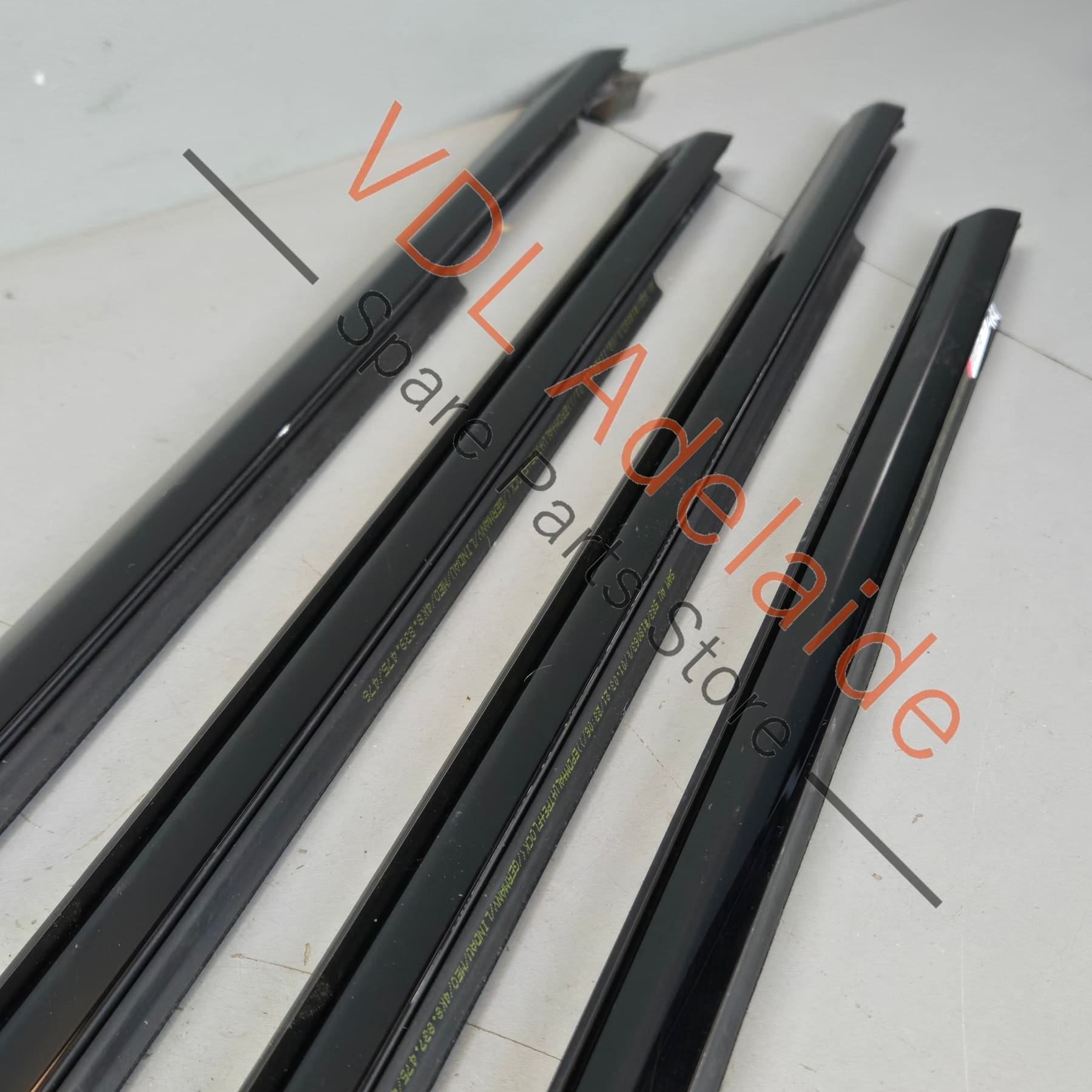 4K8837475AT94 4K8837476AT94 4K8839475AT94 4K8839476AT94 Audi RS7 Door Window Slot Aperture Seal Set of 4 Front & Rear Gloss Black 4K8837475A T94