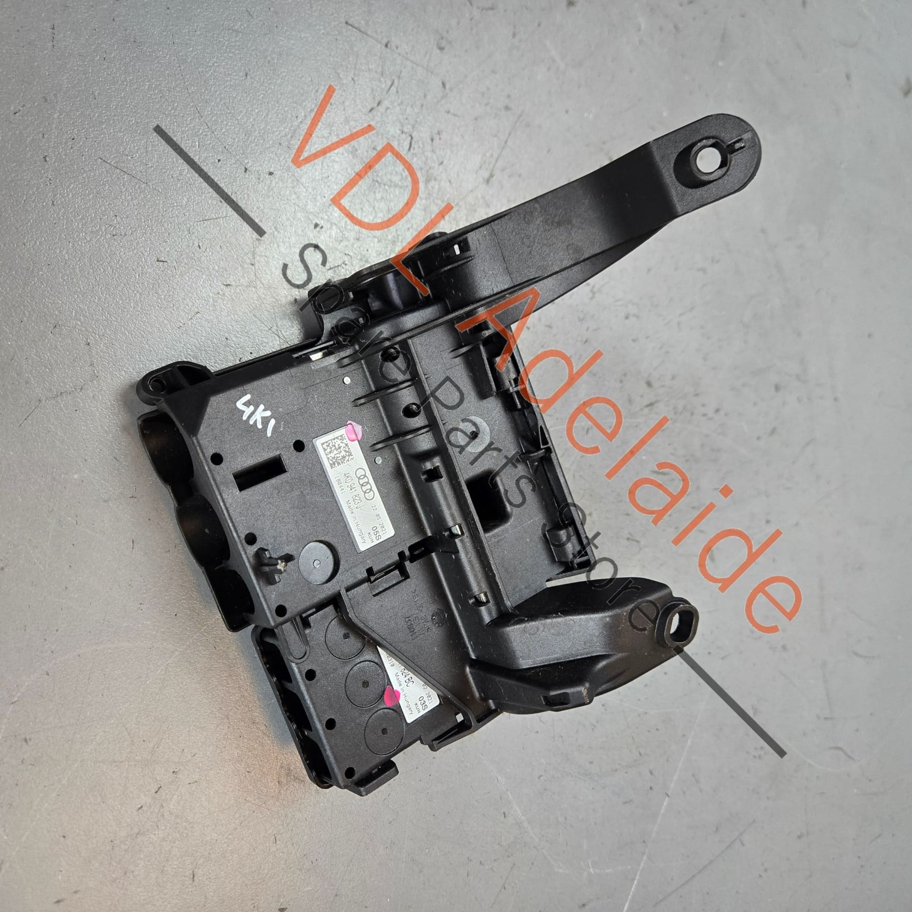 4K0941823J    Audi 4K0941823J Junction box - Battery Connection Potential distributor