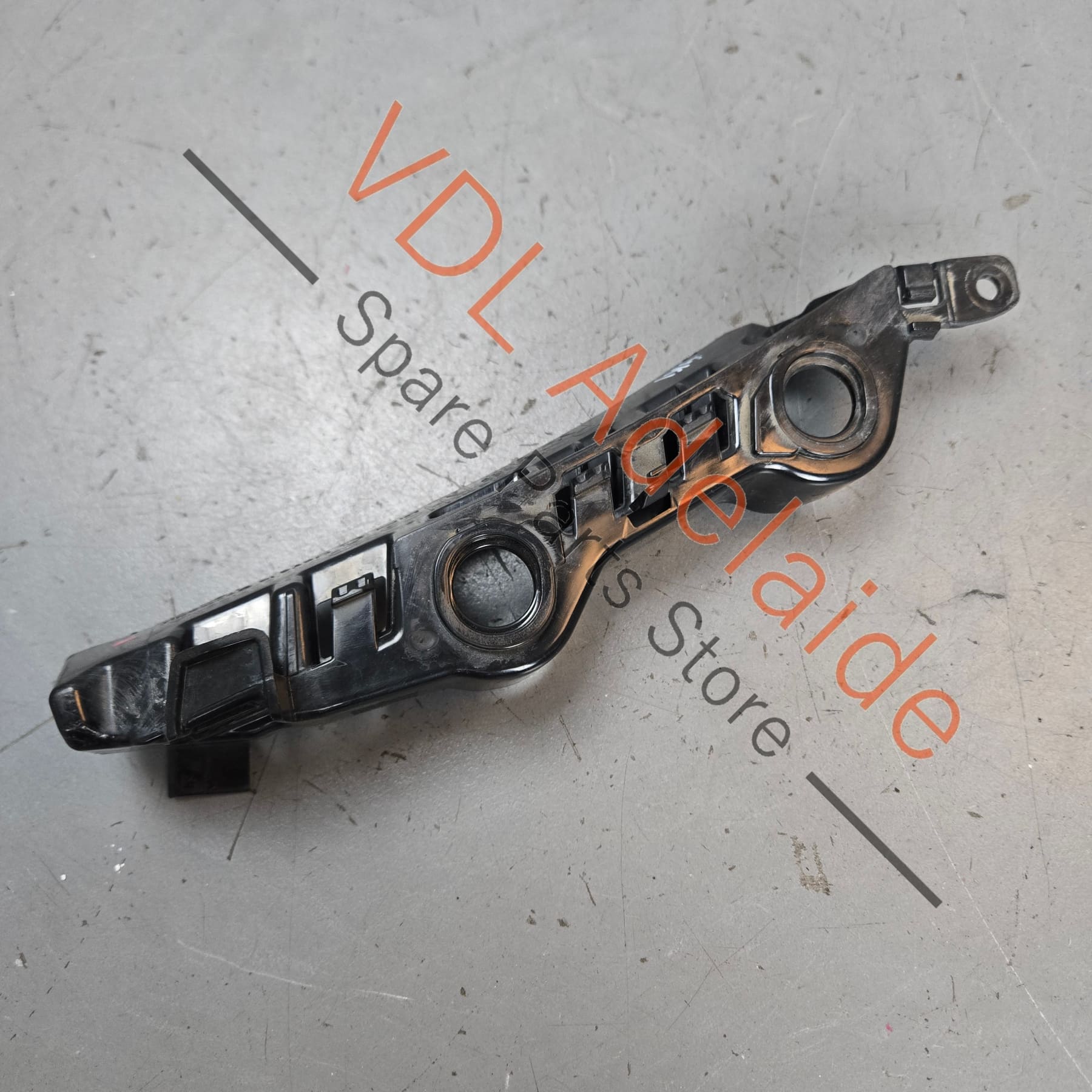 4K8807284A    Audi RS7 Front Right Fender Bumper Bracket Guide 4K8807284A