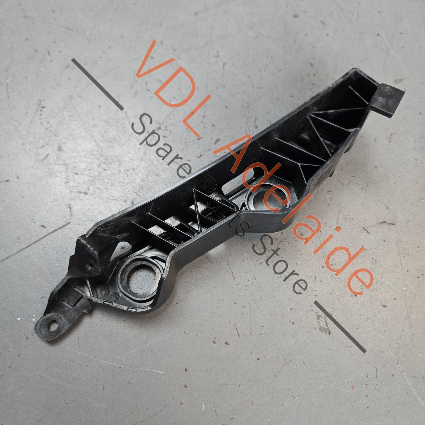 4K8807284A    Audi RS7 Front Right Fender Bumper Bracket Guide 4K8807284A