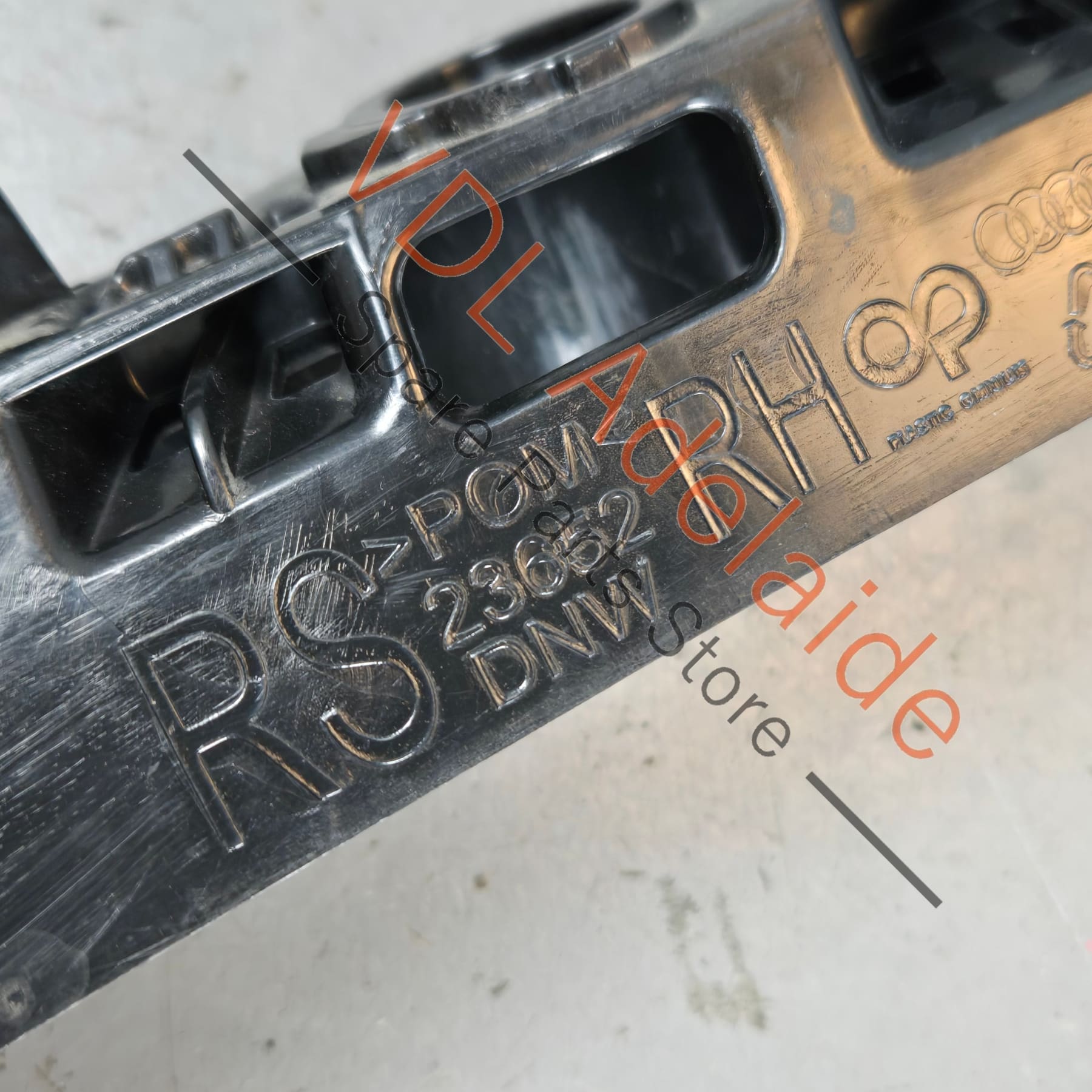 4K8807284A    Audi RS7 Front Right Fender Bumper Bracket Guide 4K8807284A