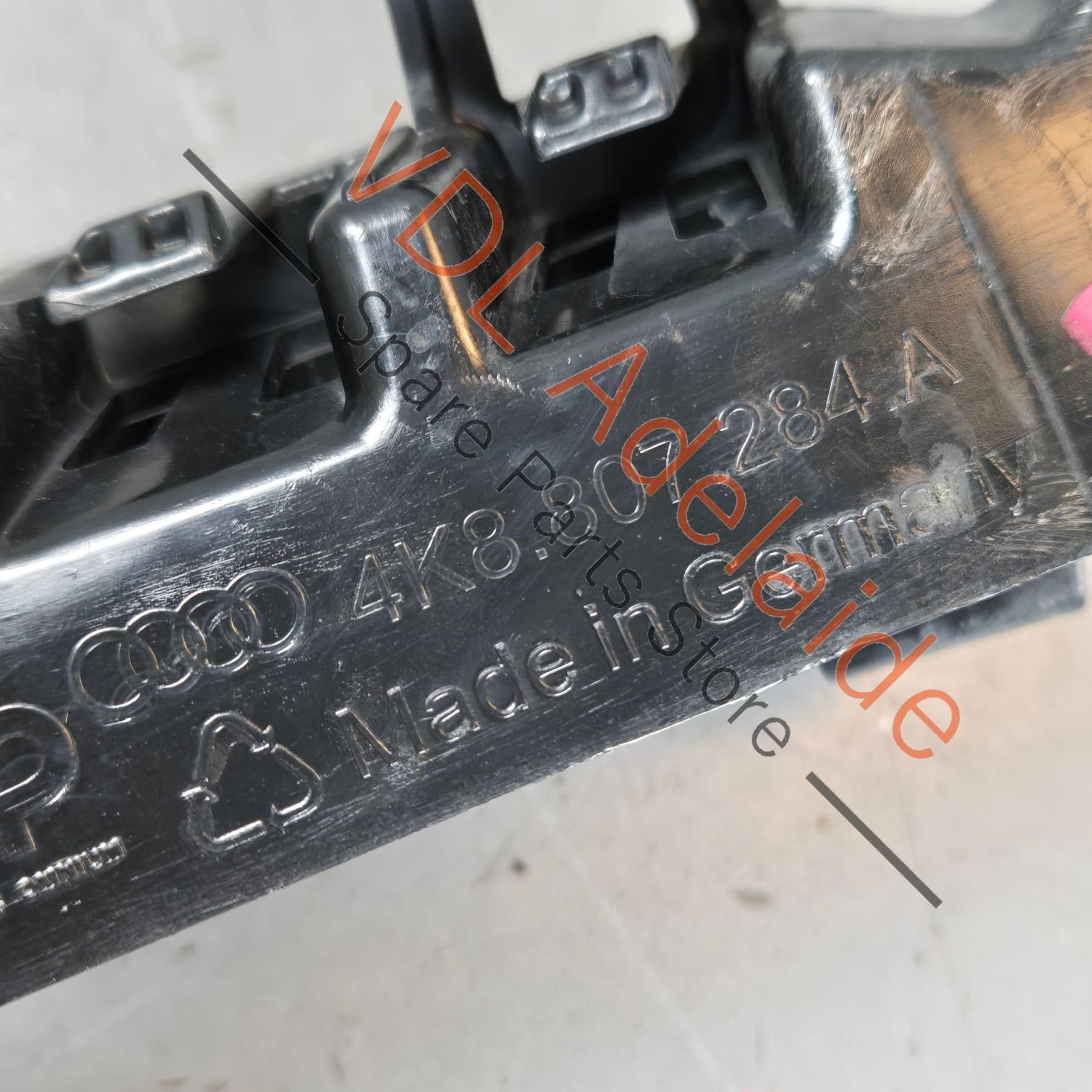 4K8807284A    Audi RS7 Front Right Fender Bumper Bracket Guide 4K8807284A