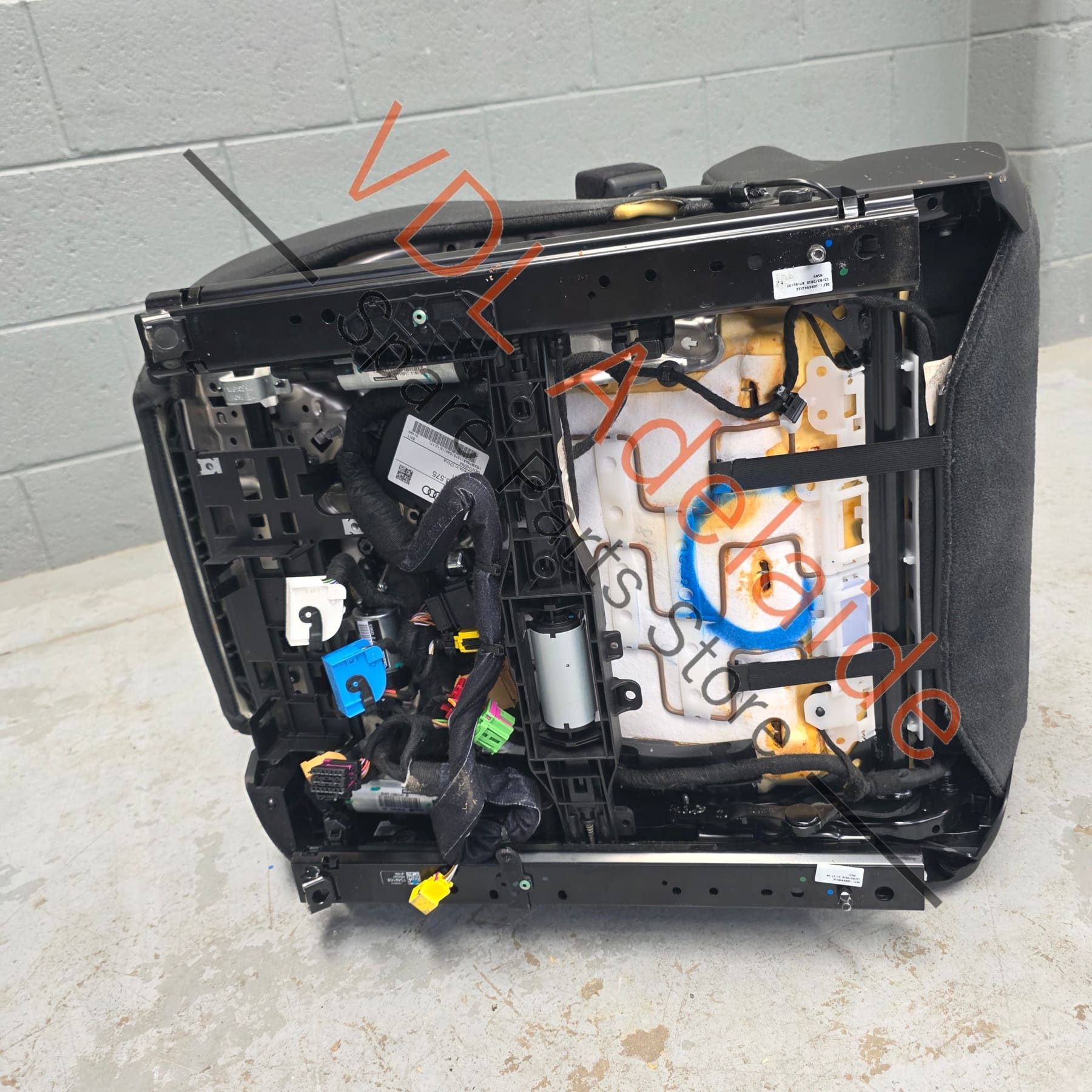 971881806FBGDB     Porsche Panamera Front Right Seat with Crest Logo Emblem in Headrest 971881806FB GDB