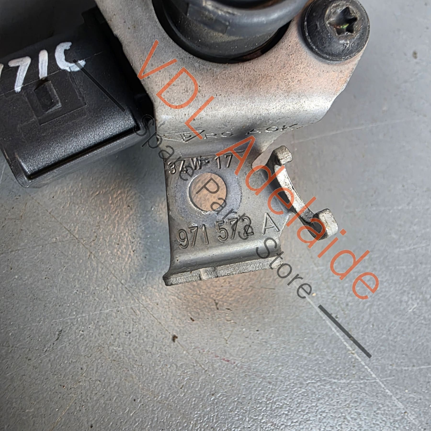 971616572A 971616572    Porsche Panamera 971 Rear Right Suspension Level Height Sensor 971616572