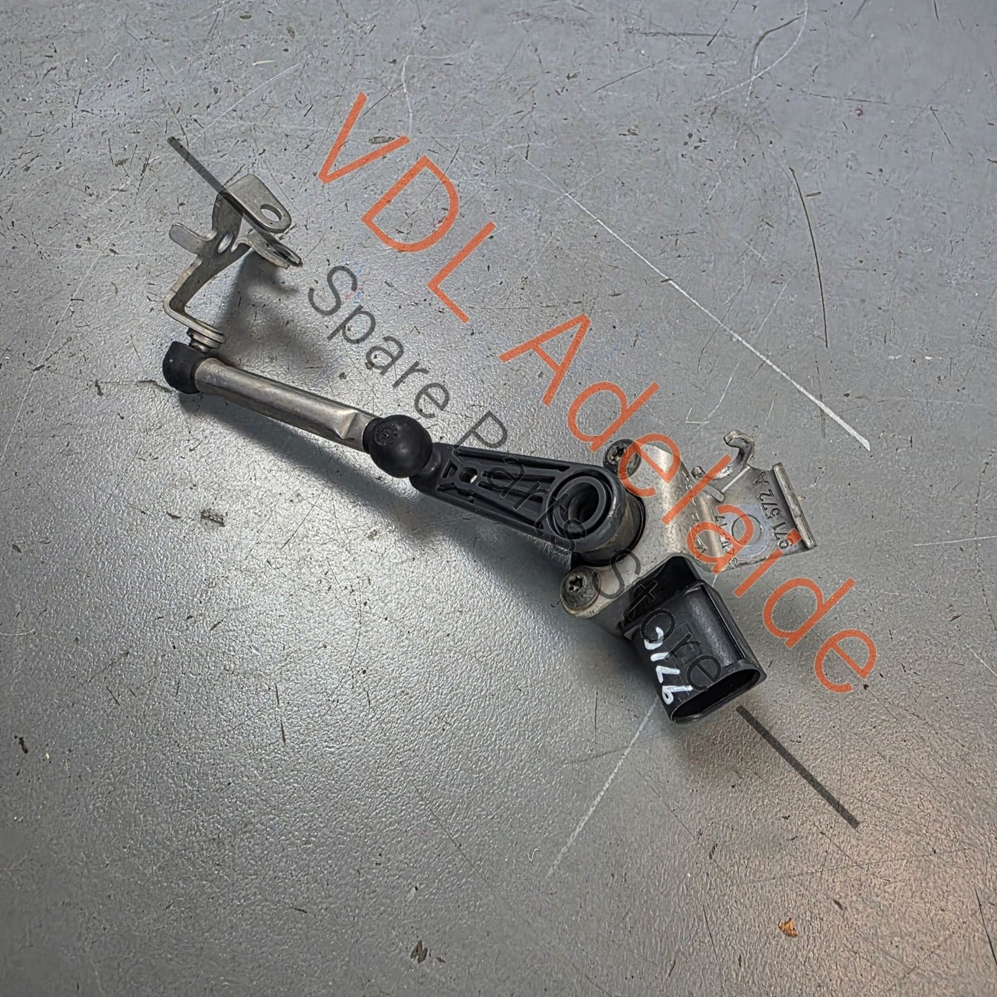 971616572A 971616572    Porsche Panamera 971 Rear Right Suspension Level Height Sensor 971616572