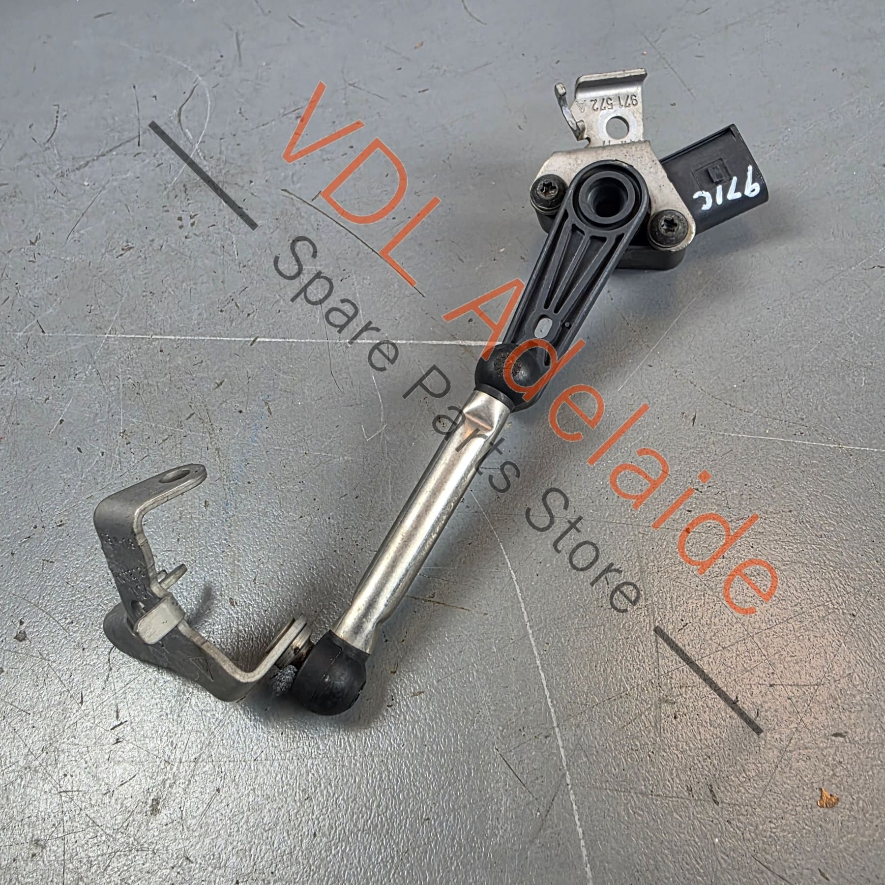 971616572A 971616572    Porsche Panamera 971 Rear Right Suspension Level Height Sensor 971616572