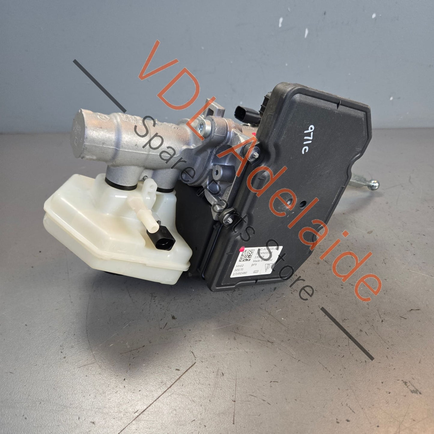 971614105AA 971614106B 
971614105T  Porsche Hybrid Brake Master Cylinder and Servo Booster 971614105AA 971614106B 971614106T