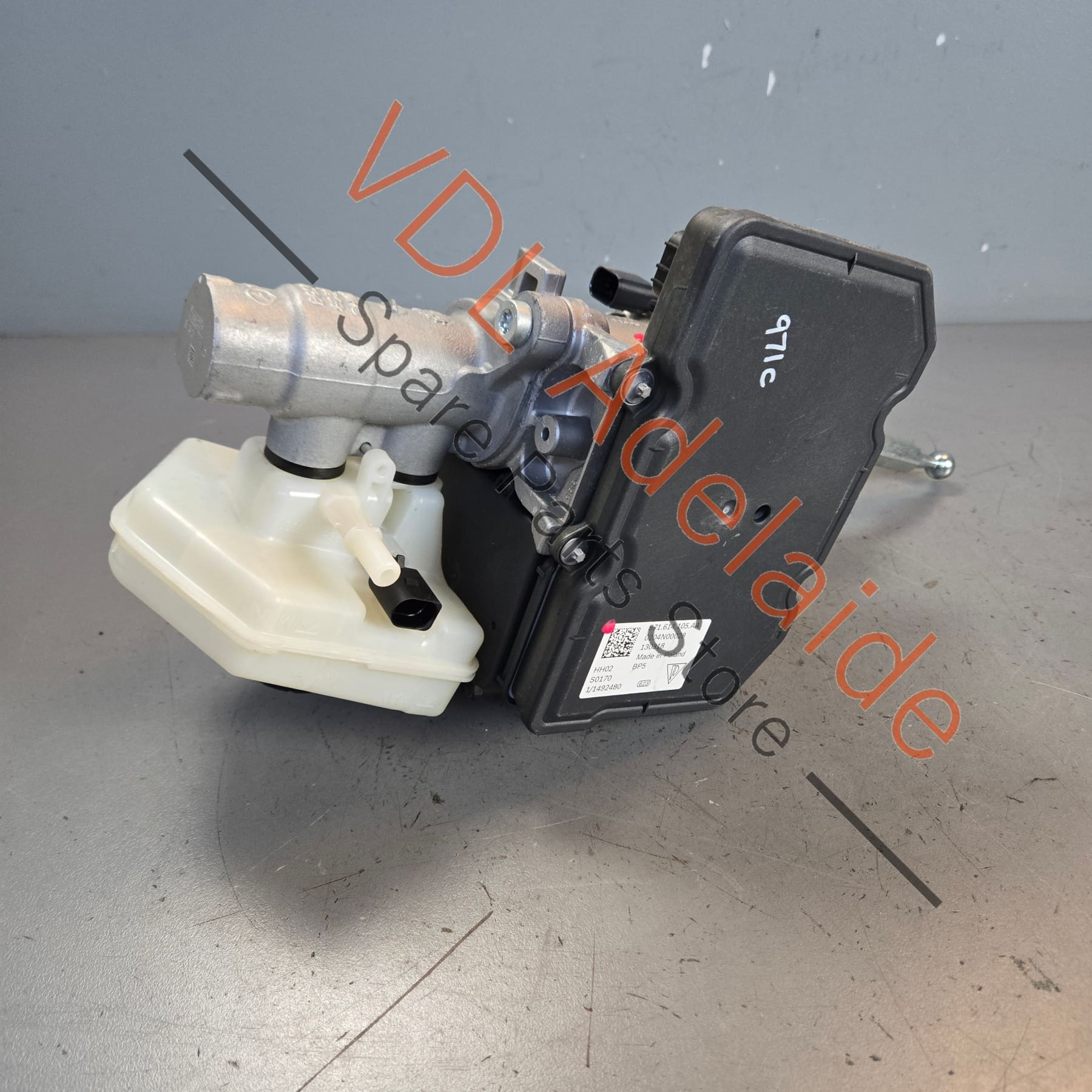 971614105AA 971614106B 
971614105T  Porsche Hybrid Brake Master Cylinder and Servo Booster 971614105AA 971614106B 971614106T