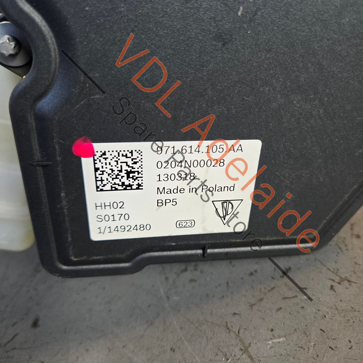 971614105AA 971614106B 
971614105T  Porsche Hybrid Brake Master Cylinder and Servo Booster 971614105AA 971614106B 971614106T