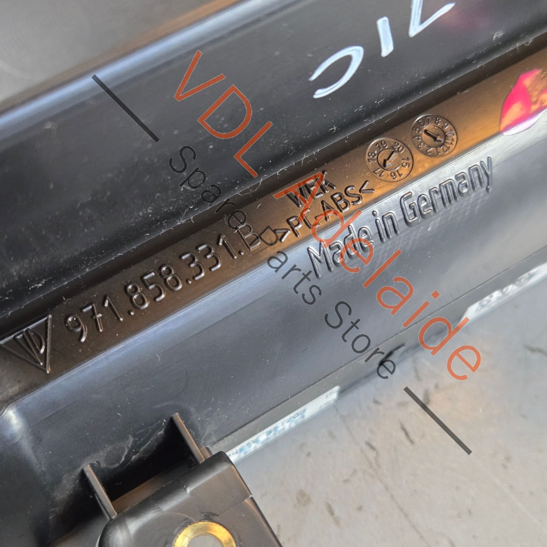 971858417AN0V3 971858417AN 971858331B  Porsche Panamera Centre Ashtray Compartment Flip Open 971858417AN 0V3 971858331B